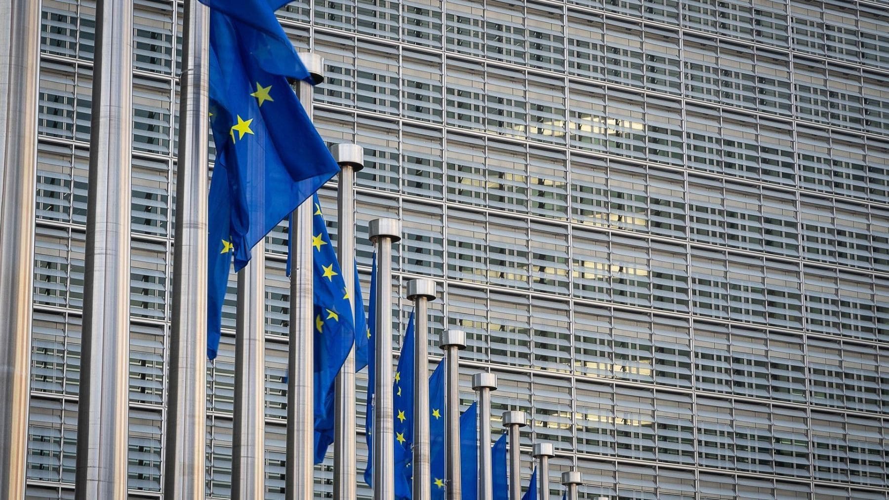Banderas de la Unión Europea frente a la sede de la Comisión Europea por el debate sobre la tarifa regulada de luz en España.