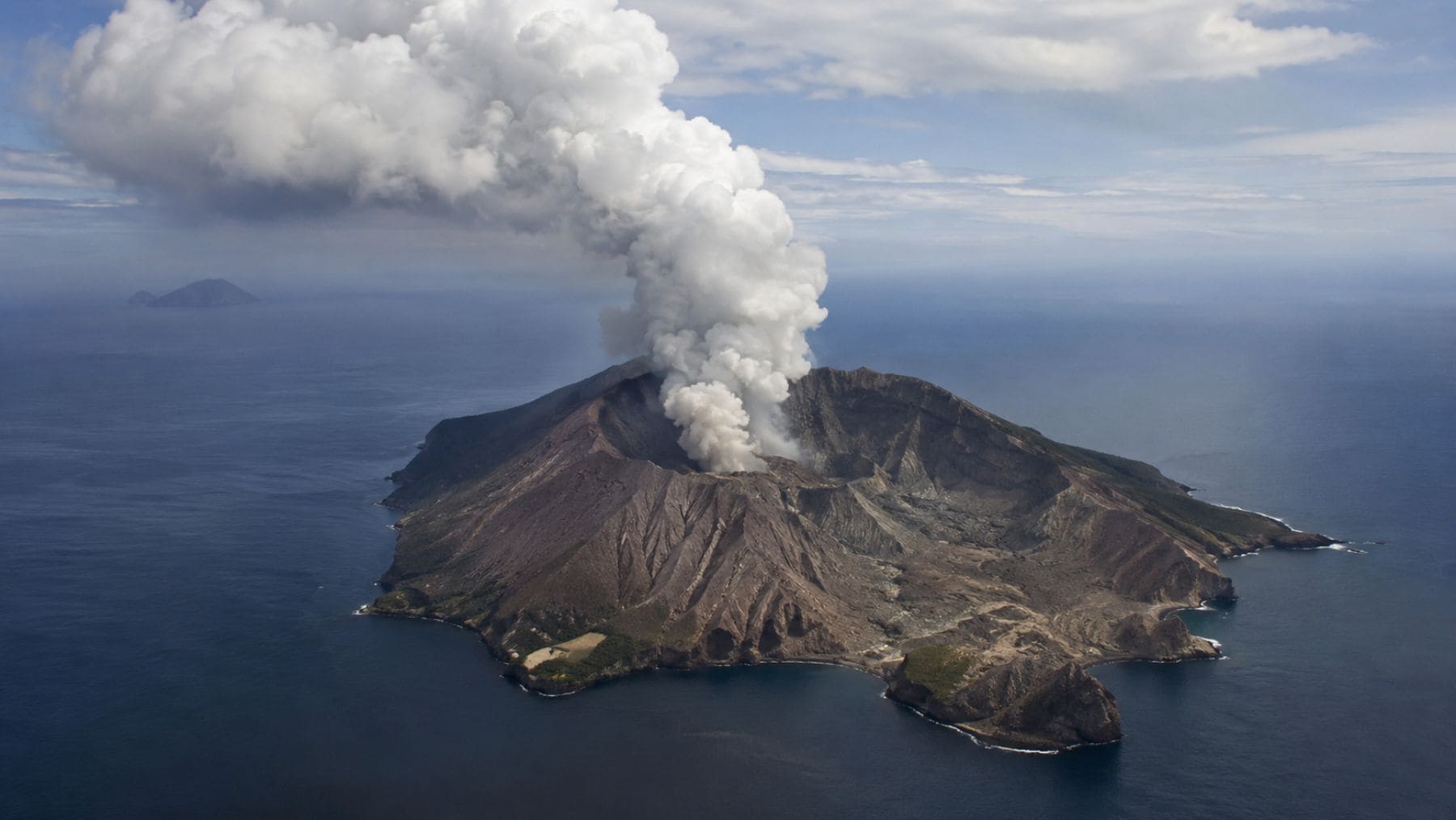 Vista aérea del volcán Kikai en Japón expulsando gases mientras científicos detectan nueva acumulación de magma.