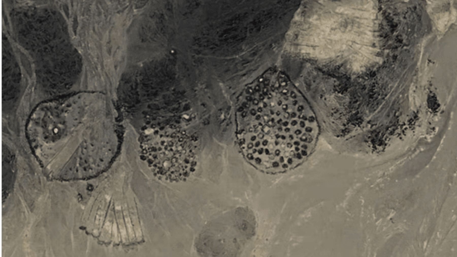 260 tumbas gigantes de 6.000 años descubiertas en el desierto del Sáhara mediante imágenes de satélite.