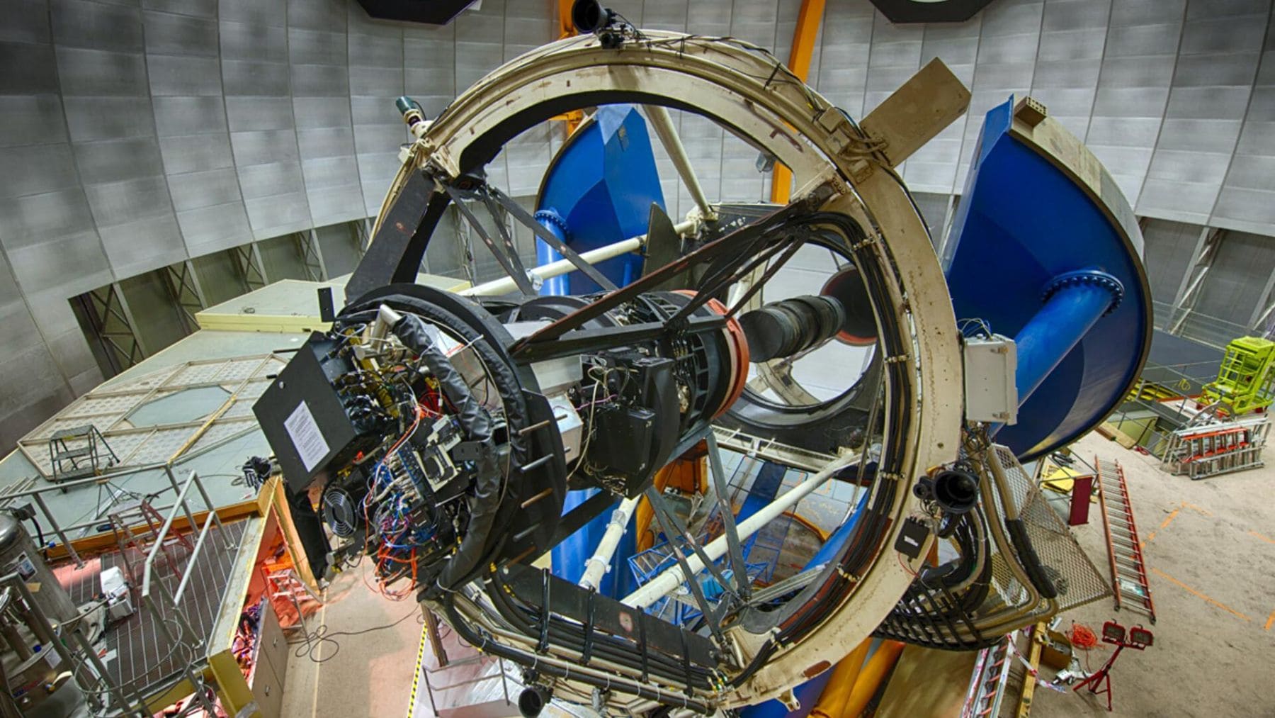 Cámara DECam instalada en el telescopio Víctor M. Blanco, utilizada para detectar el evento de microlente gravitacional asociado a Phoebe.