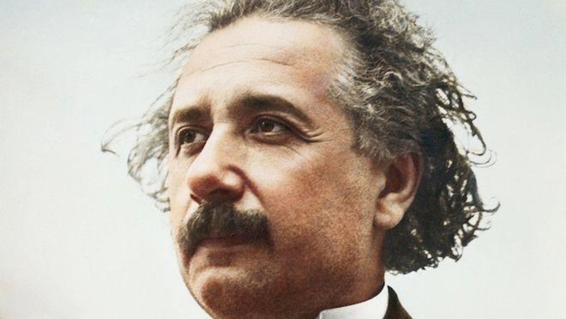 Albert Einstein en un retrato asociado a la famosa cita sobre dar ejemplo e influir en los demás