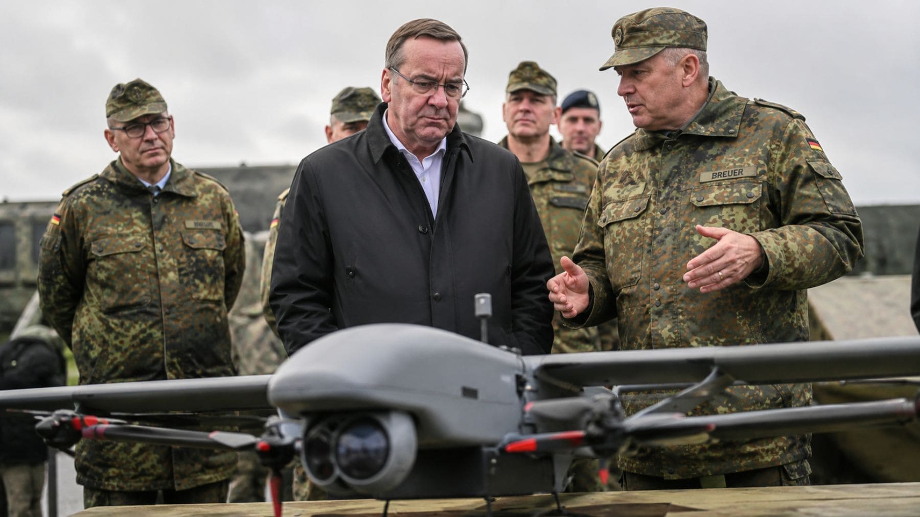 Boris Pistorius y militares de la Bundeswehr inspeccionan un dron durante la presentación del plan de defensa antidrones de Alemania