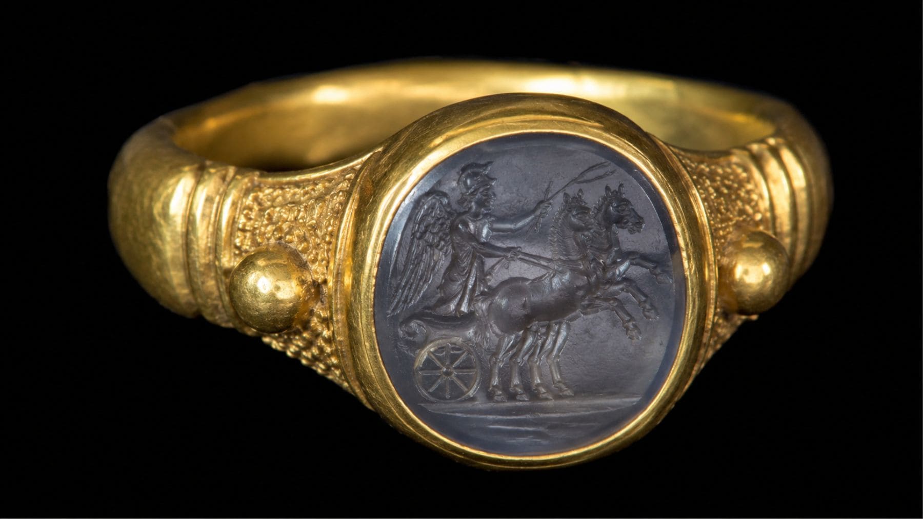 Anillo romano de oro hallado por Kevin Minto en Somerset y valorado en 90.000 euros.