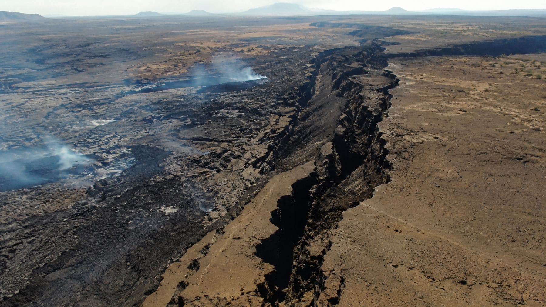 Gigantesca grieta tectónica en la región de Afar (Etiopía) tras la apertura de una placa tectónica observada en tiempo real.