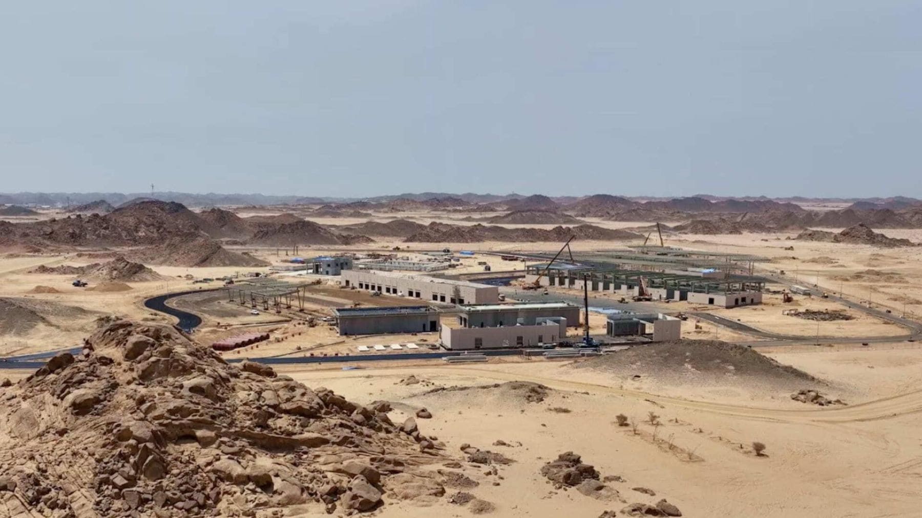 Instalaciones de construcción en el desierto de Arabia Saudí, país que importa arena para fabricar hormigón.