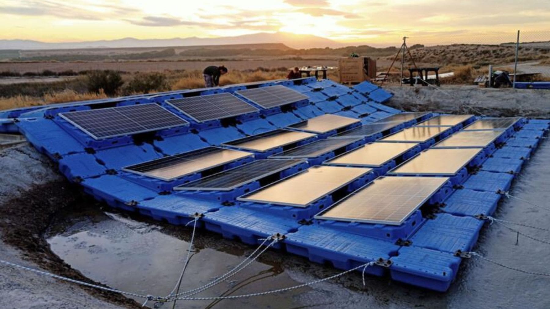 Paneles solares flotantes instalados sobre una balsa de purines en una granja porcina del proyecto FOTOPUR en Aragón.