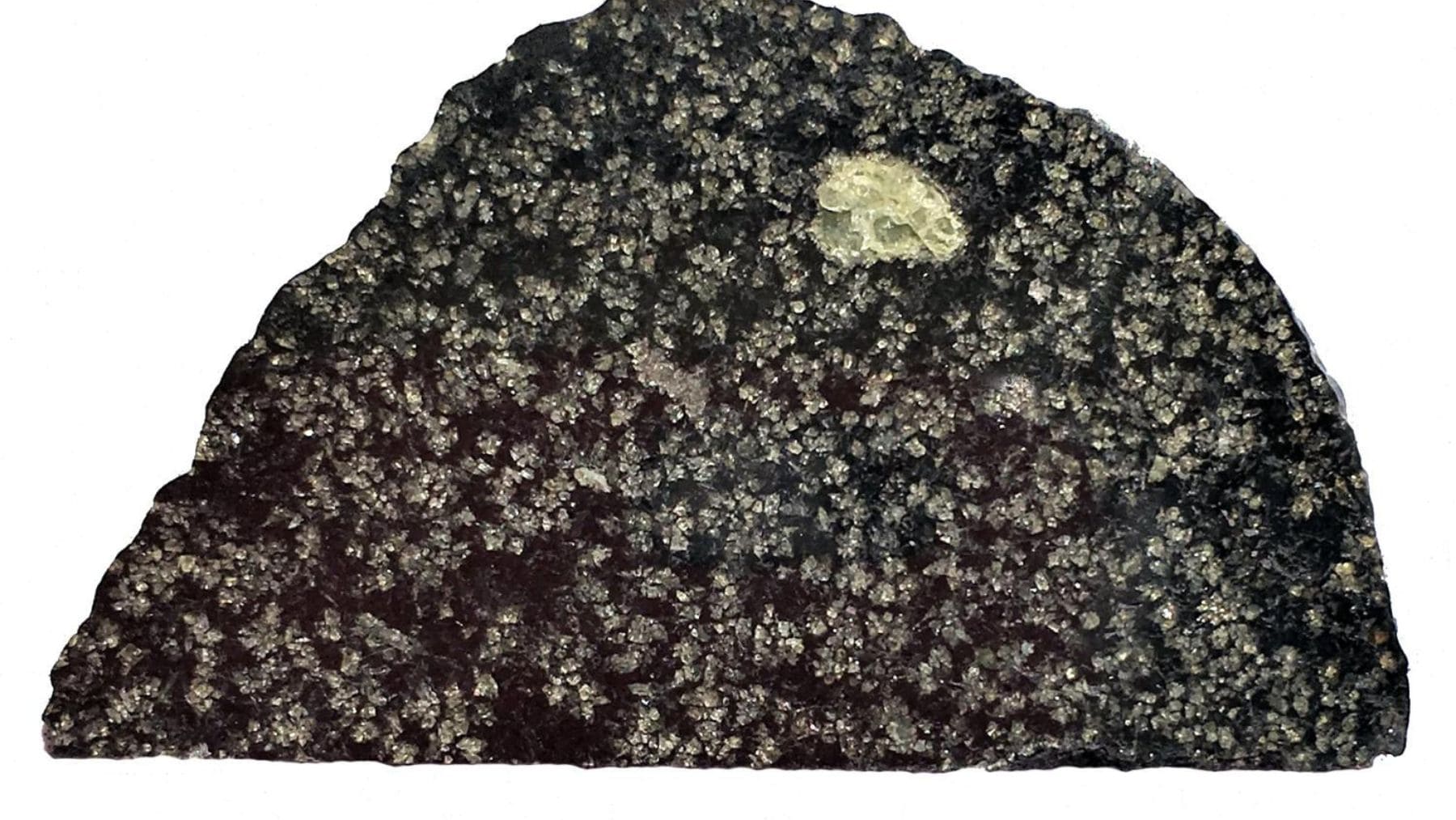 Meteorito NWA 12774 hallado en el Sáhara que contiene evidencias de un antiguo planeta desaparecido del Sistema Solar