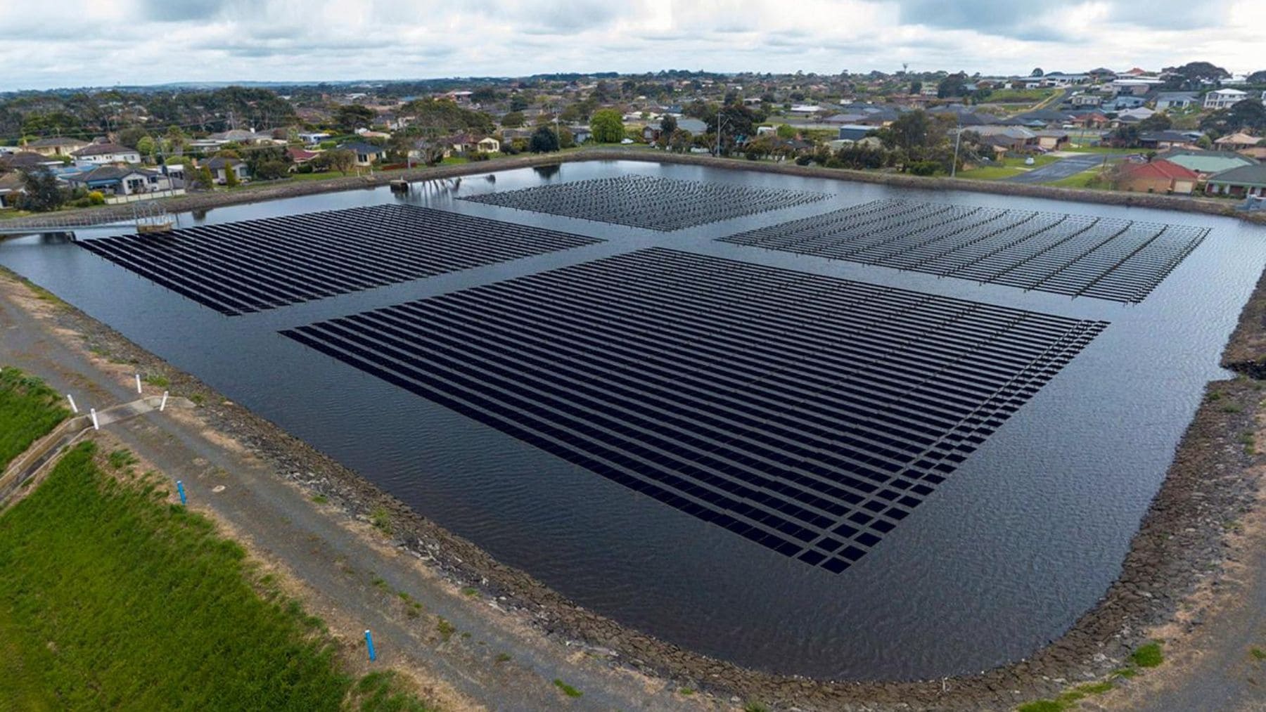 Paneles solares flotantes instalados sobre el embalse Brierly Basin en Australia para generar energía renovable