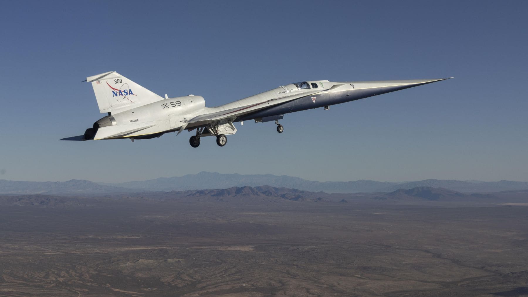 Avión supersónico NASA X-59 en vuelo, referente de la nueva generación de aeronaves silenciosas de alta velocidad.