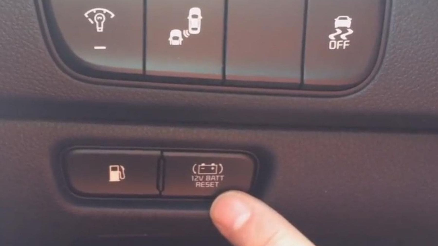 Botón 12V Battery Reset de Hyundai y Kia utilizado para recuperar la batería auxiliar de 12 voltios del vehículo.