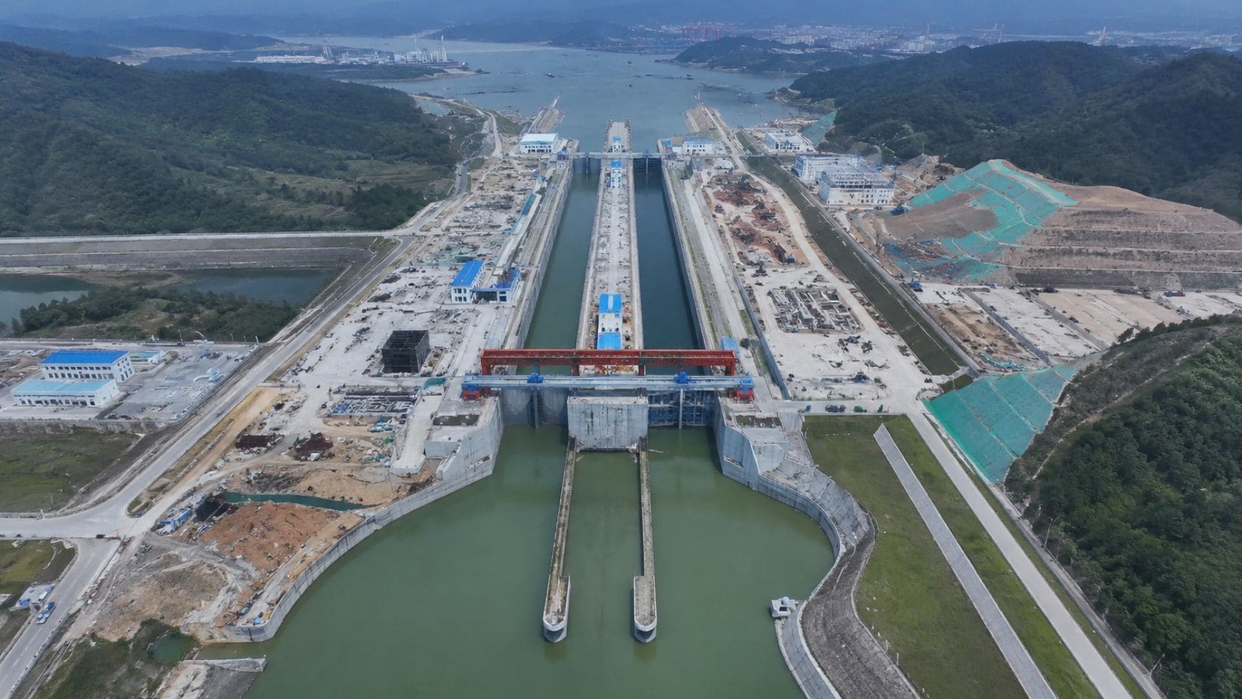 Vista aérea de las esclusas del canal Pinglu en China, una megaobra de ingeniería con 2400 pilares de hormigón armado