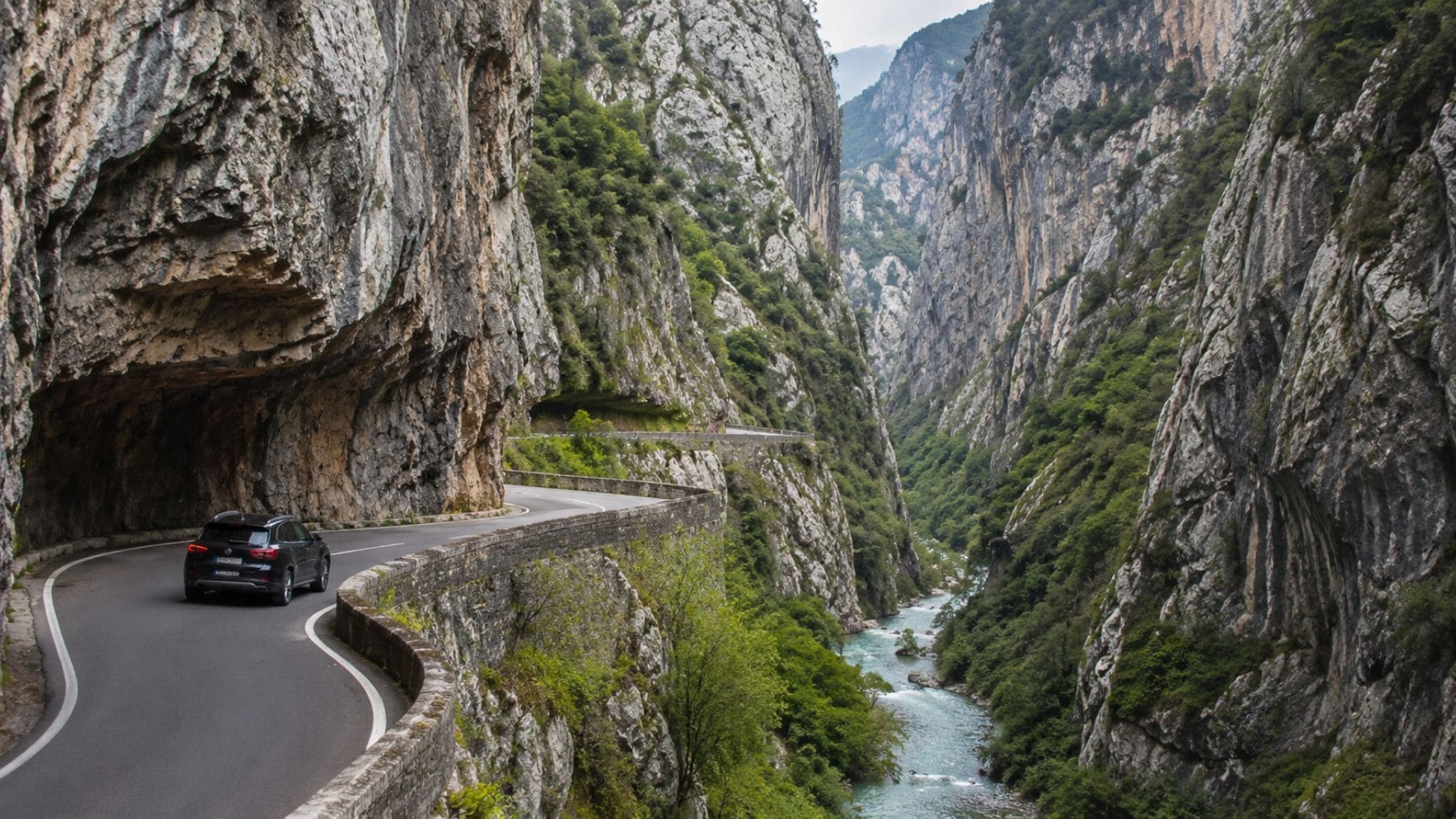 Carretera N-621 atravesando el desfiladero de La Hermida entre enormes paredes de roca en Cantabria.