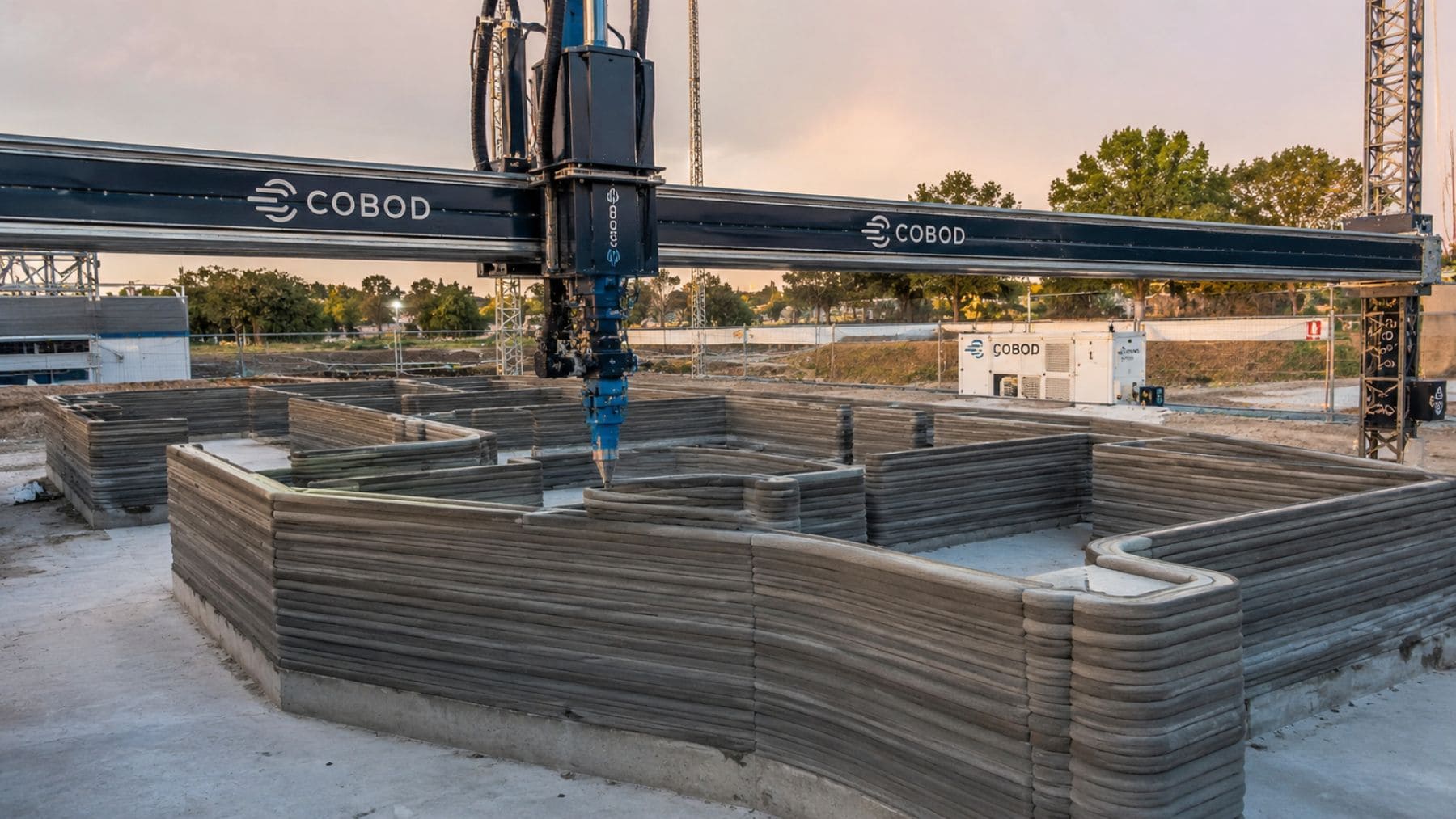 Impresora 3D de hormigón construyendo la estructura de una vivienda de 120 metros cuadrados en una obra