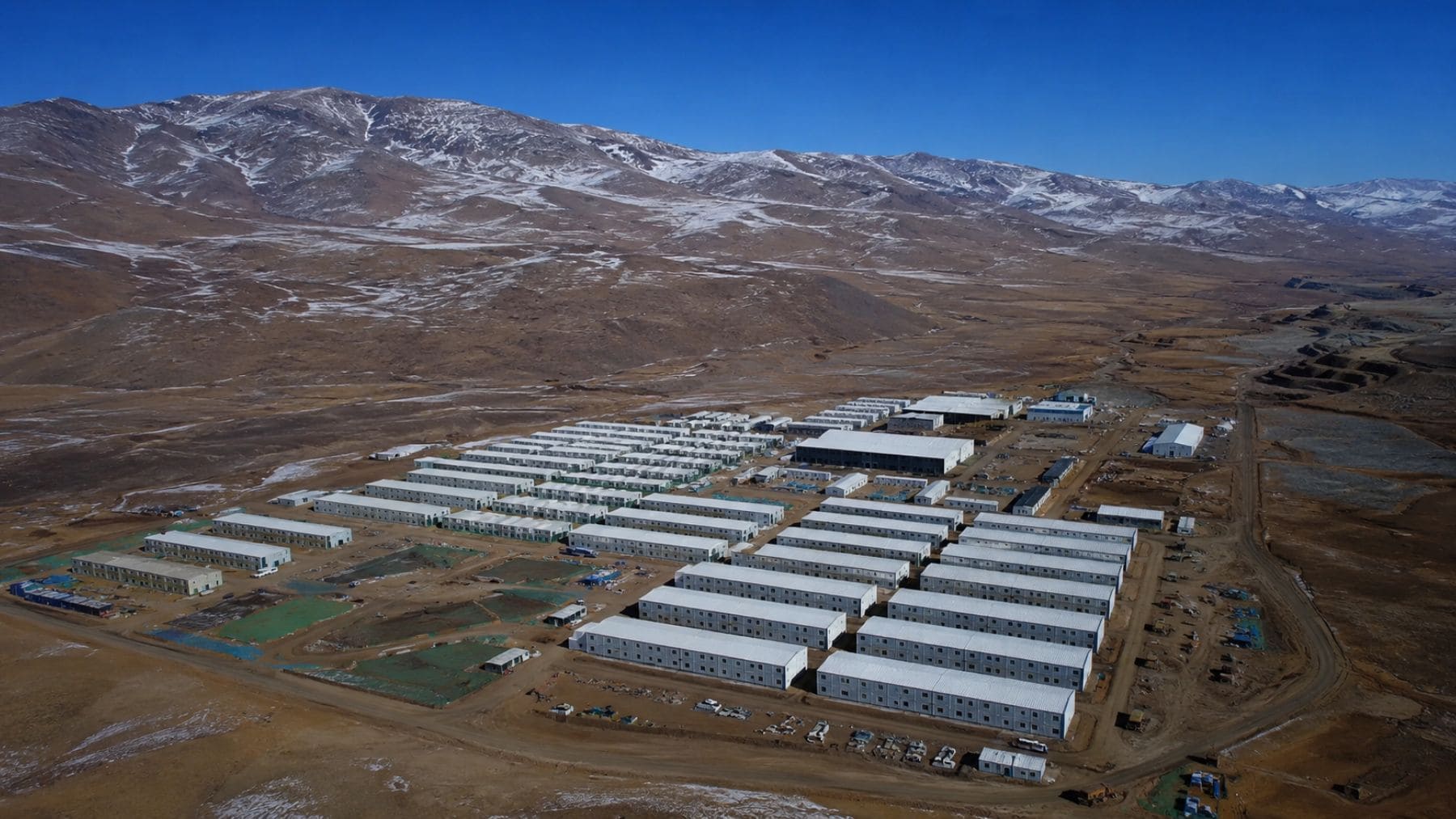 Campamento modular del Proyecto Vicuña en la cordillera de San Juan, Argentina, para miles de trabajadores mineros