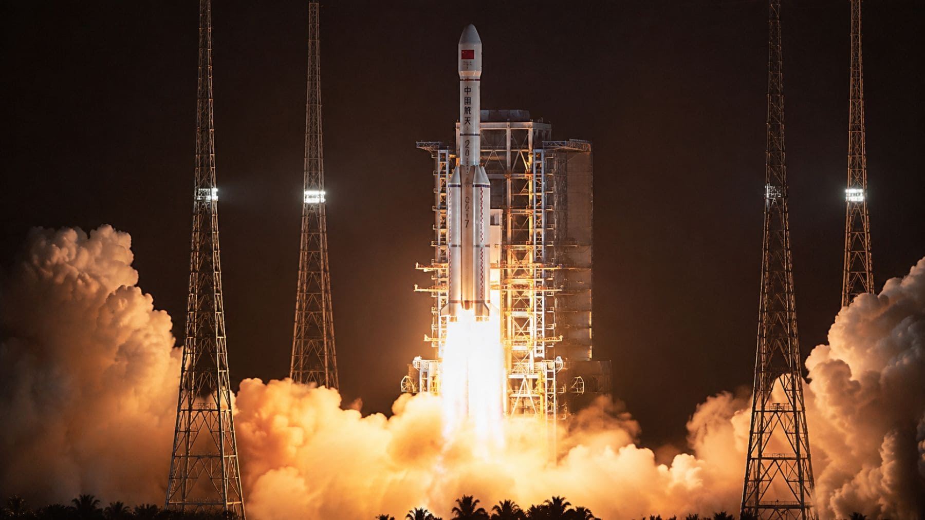 Cohete chino Long March 7 lanzando la misión Tianzhou-10 que transporta un experimento con embriones humanos artificiales hacia la estación espacial Tiangong.