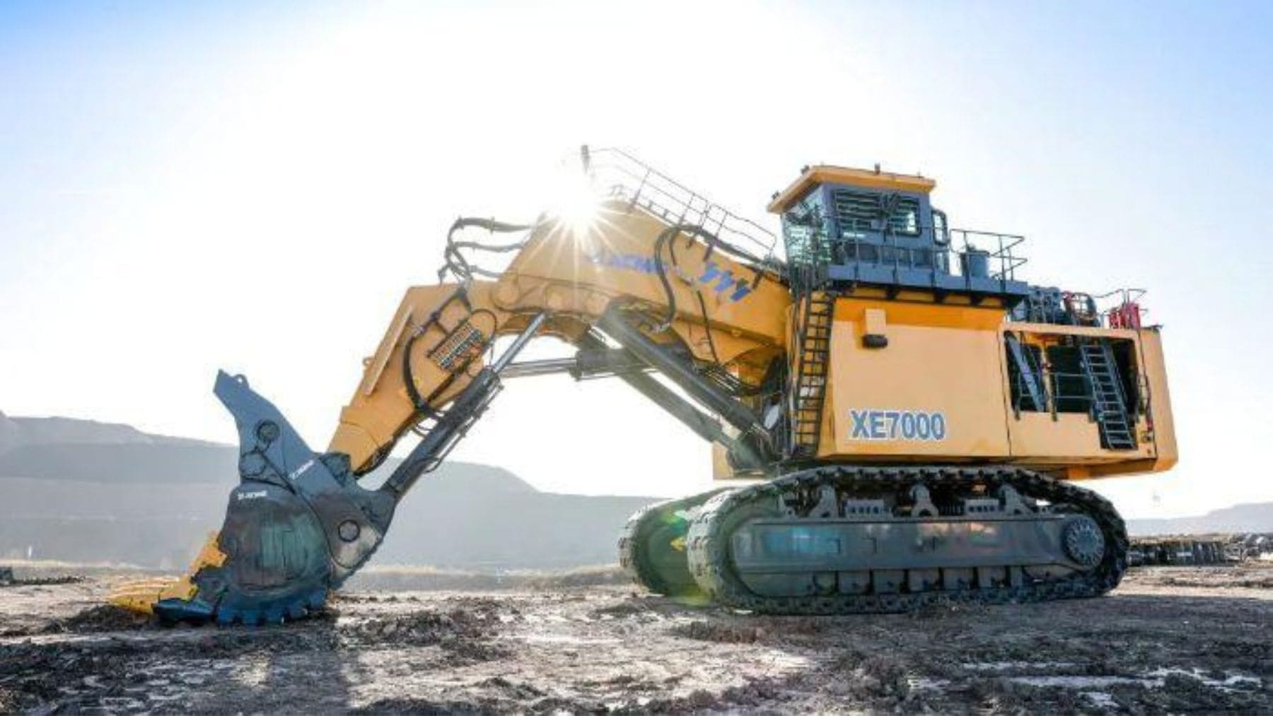 Excavadora minera XCMG XE7000 de 700 toneladas trabajando en una mina a cielo abierto en China