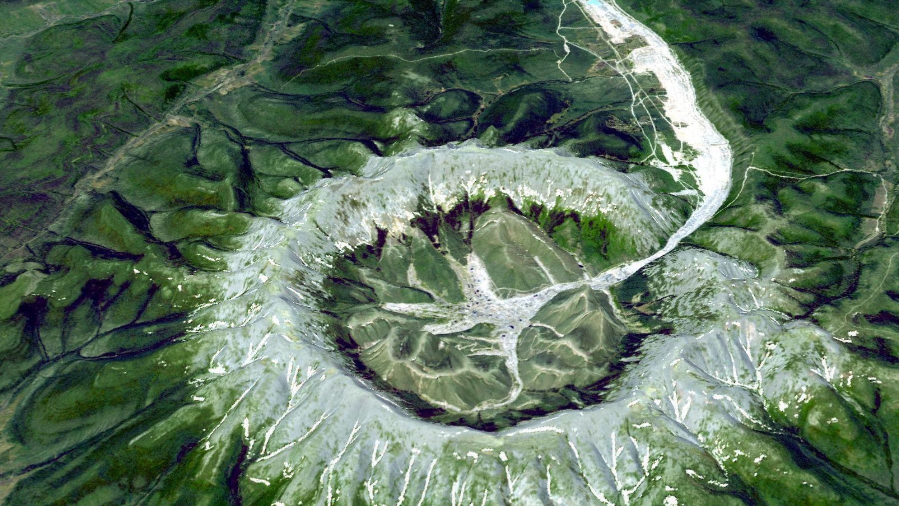 Vista aérea del macizo de Kondyor en Siberia, una formación geológica circular rica en oro, platino y minerales raros.