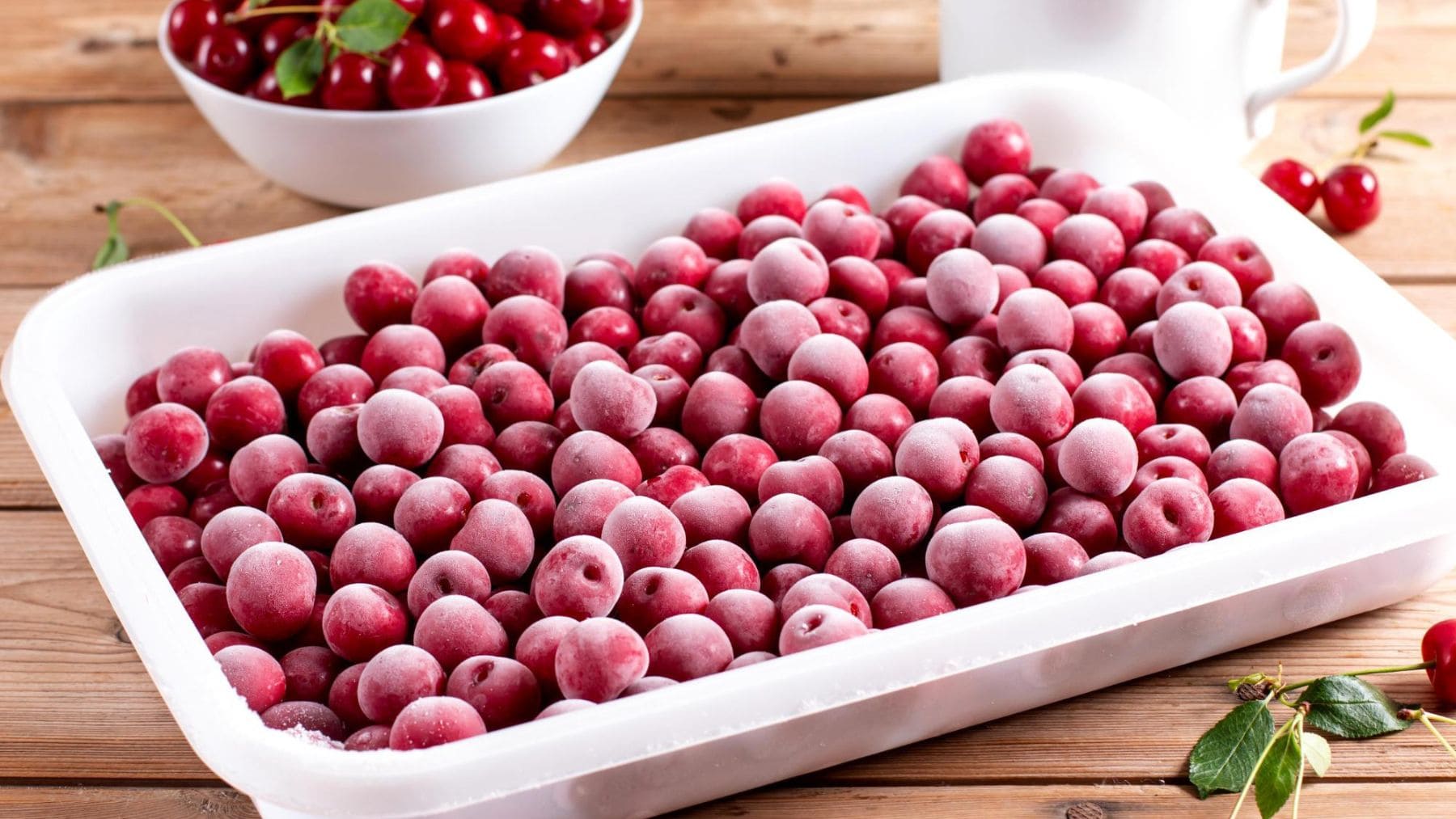 Cerezas congeladas en una bandeja antes de guardarlas en recipientes para conservarlas durante más tiempo