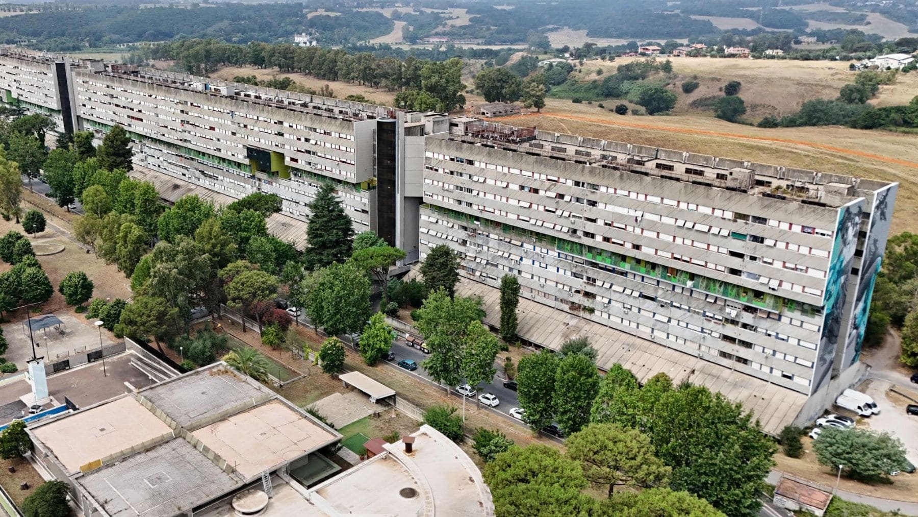 Vista aérea del edificio Corviale de Roma, el complejo residencial de casi un kilómetro conocido como el Serpentone.