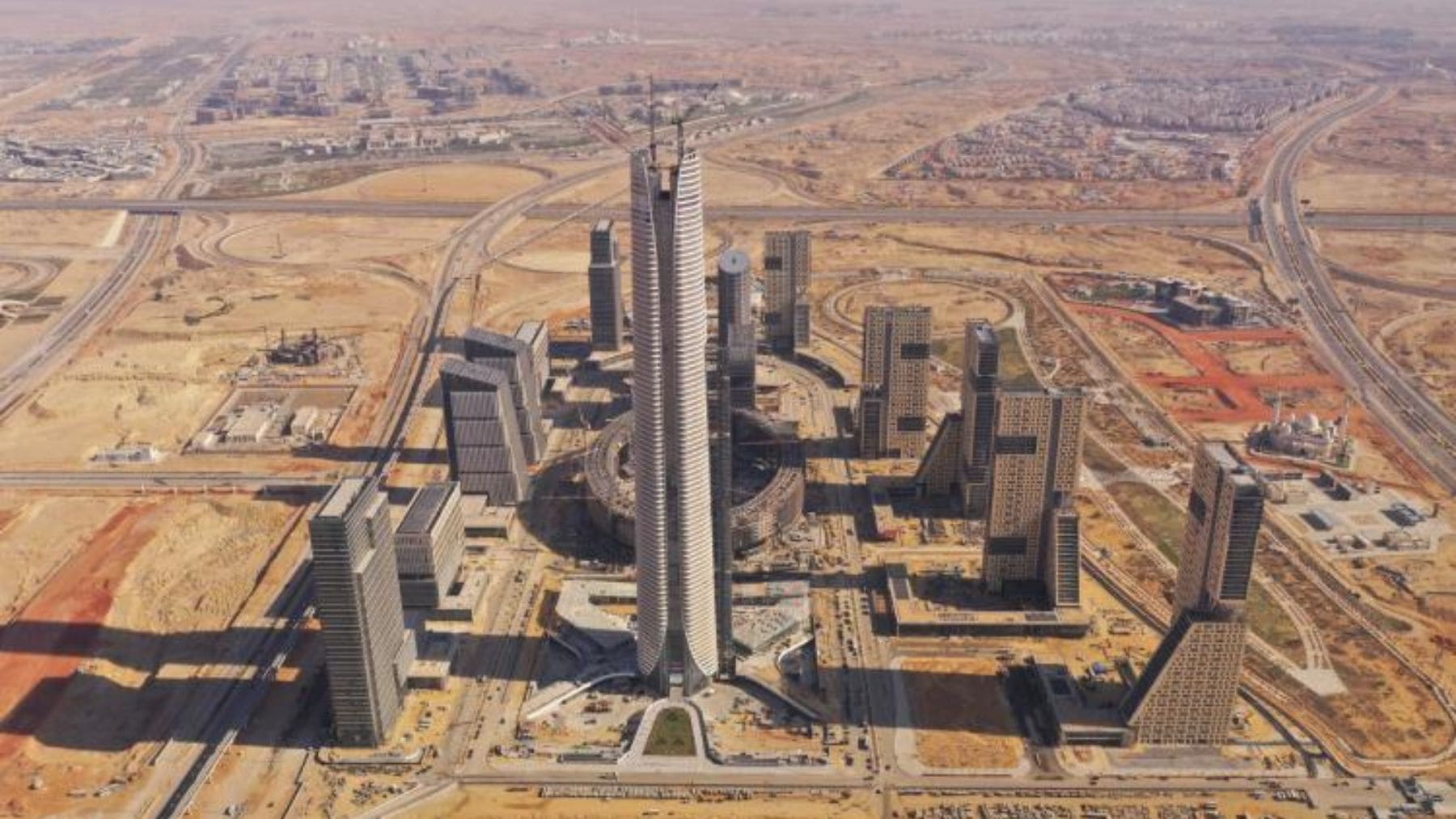 Vista aérea de la Nueva Capital Administrativa de Egipto con la Iconic Tower, el rascacielos más alto de África.