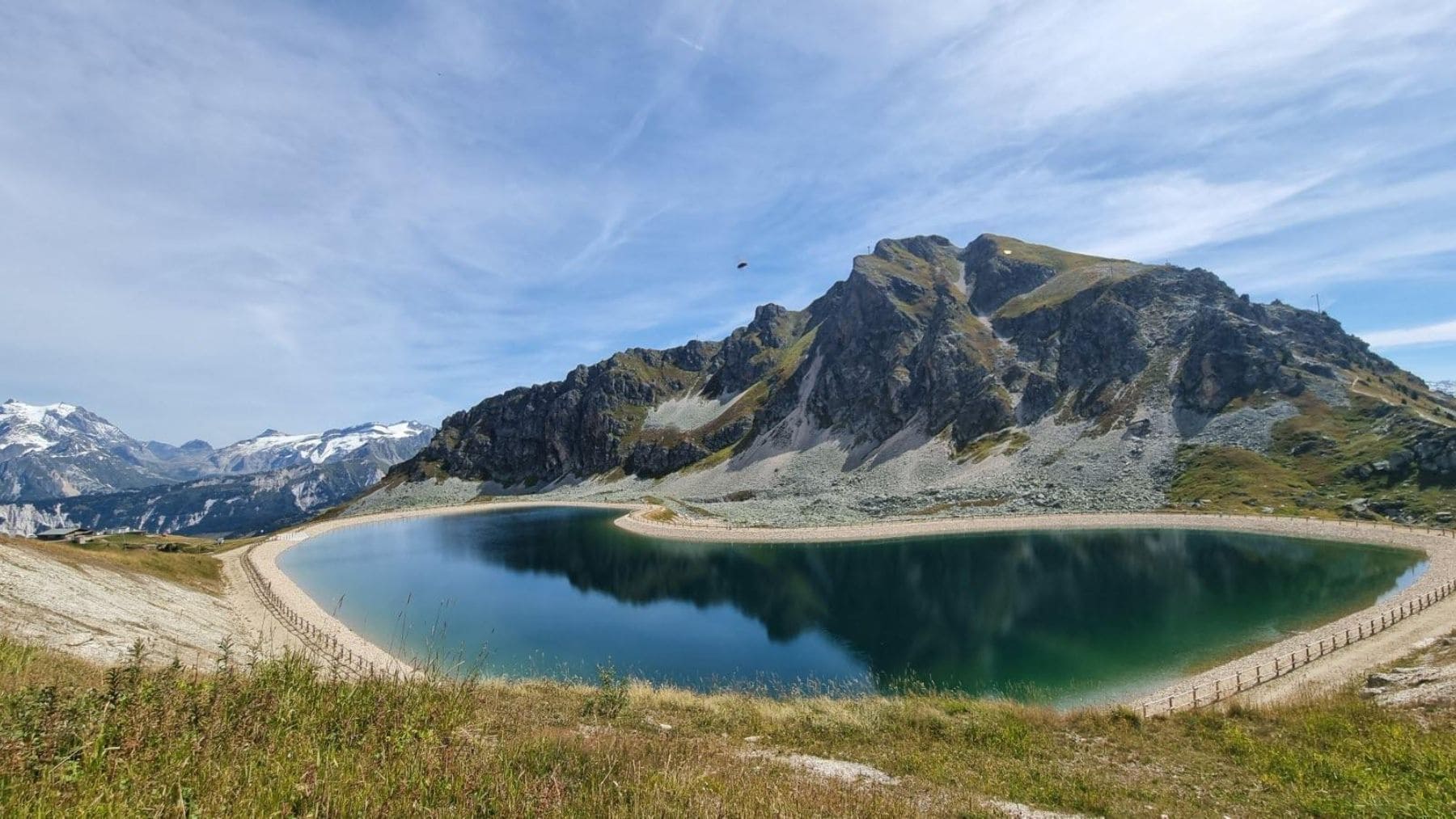 Embalse de La Loze en Courchevel, Alpes franceses, construido para producir nieve artificial sobre un glaciar rocoso.
