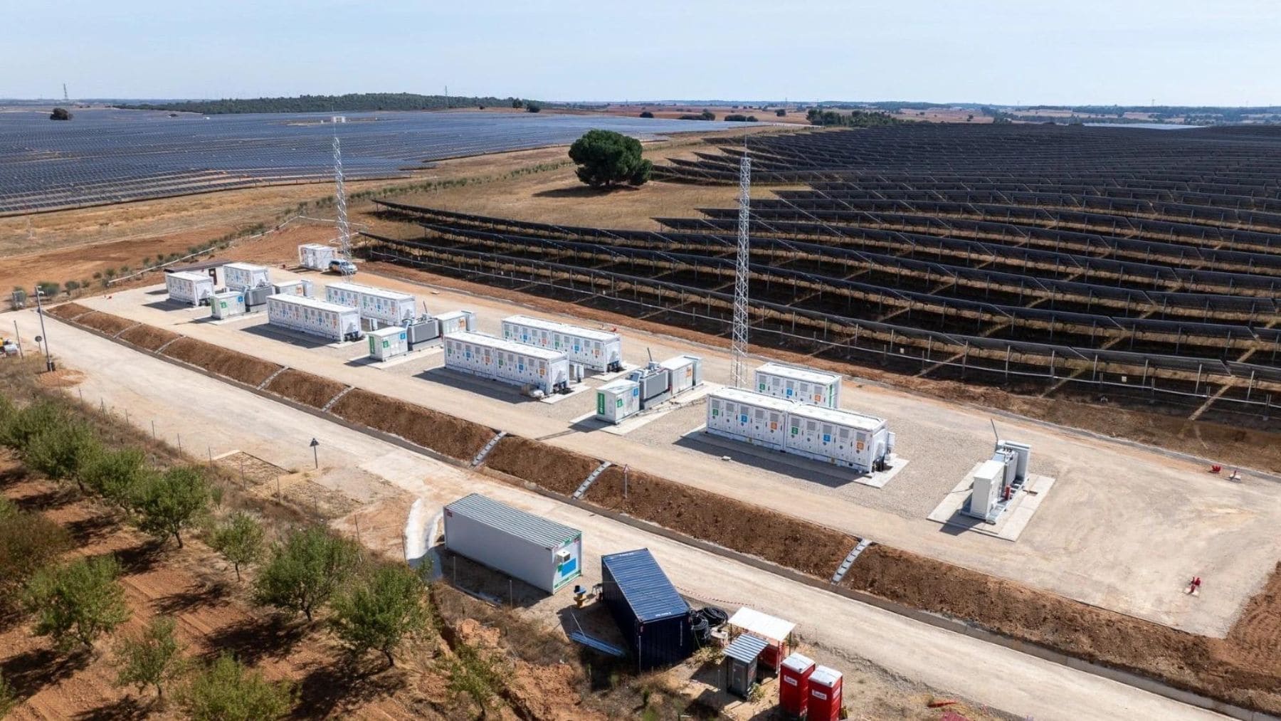 Sistema de almacenamiento energético con baterías BESS conectado a una planta solar fotovoltaica en España