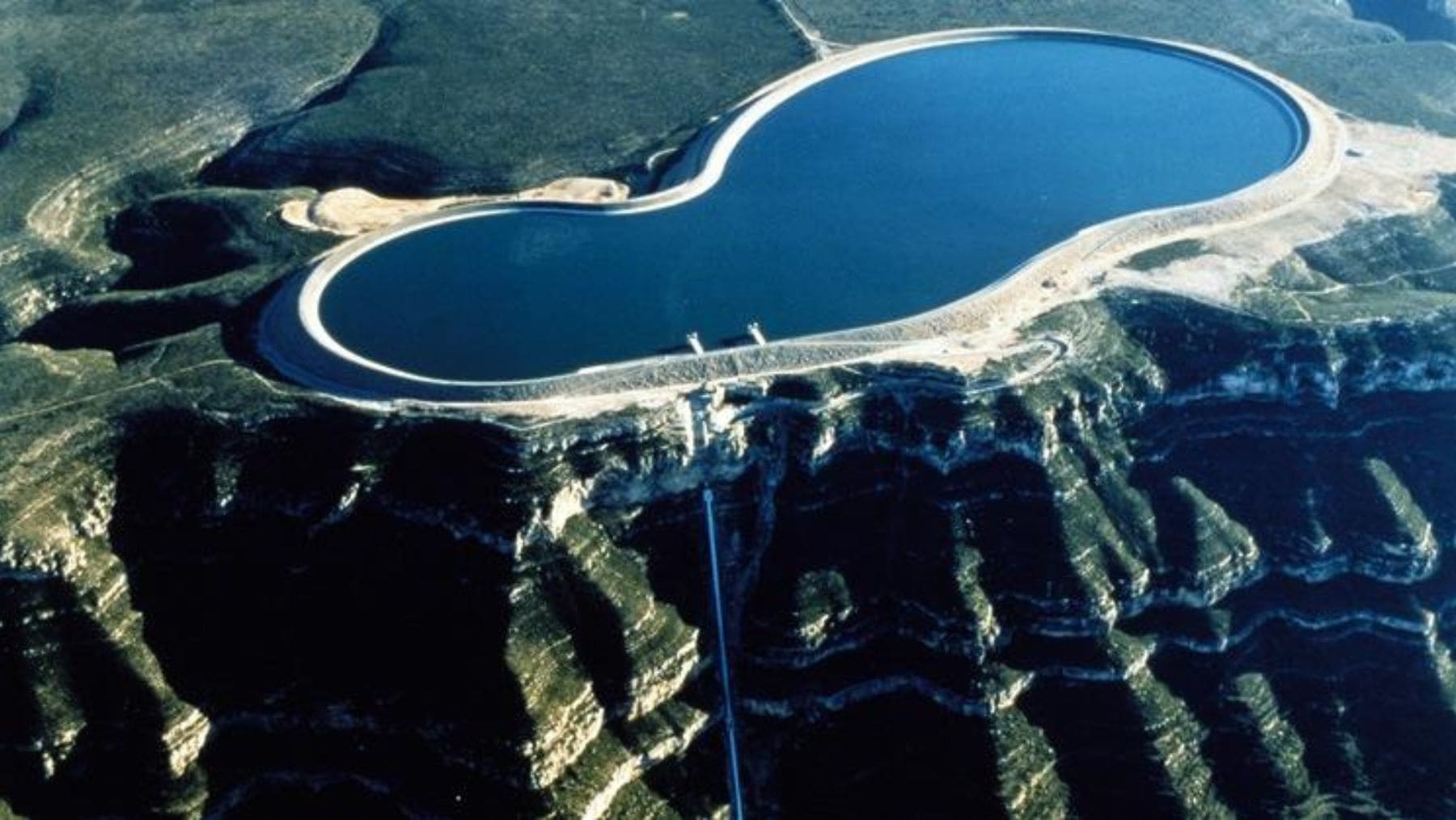Embalse superior de la central hidroeléctrica de bombeo La Muela II en Valencia, una de las mayores baterías de agua de Europa.