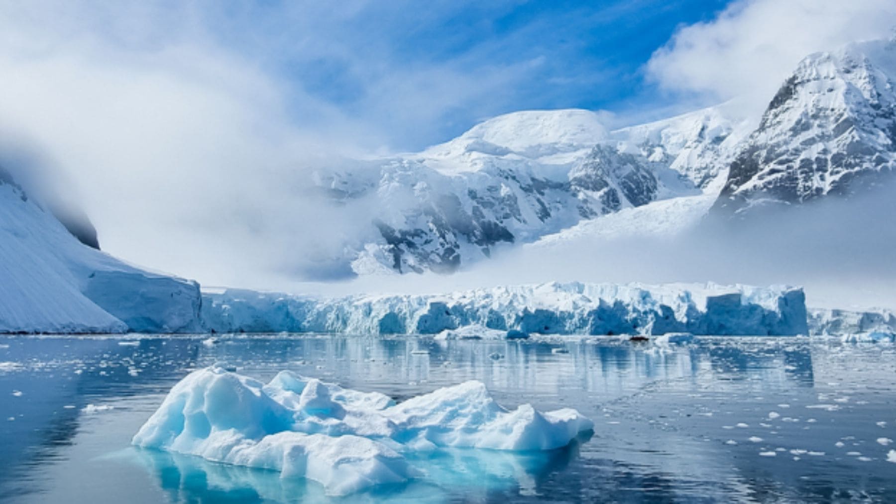 Iceberg flotando frente a la costa de la Antártida Oriental, donde científicos han descubierto una gigantesca estructura geológica bajo el hielo.