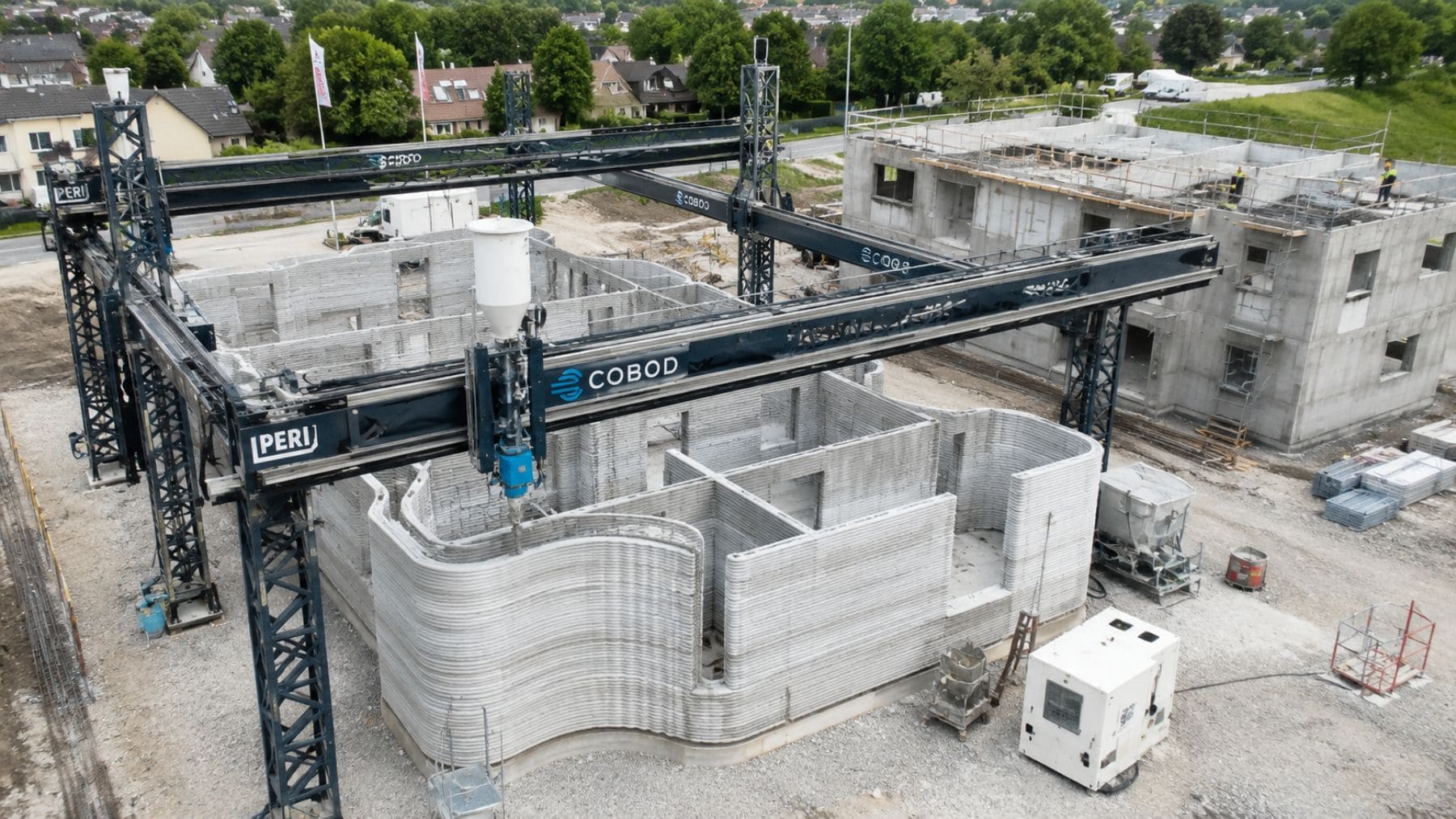 Impresora 3D de hormigón construyendo el mayor edificio de apartamentos impreso de Europa en Francia.