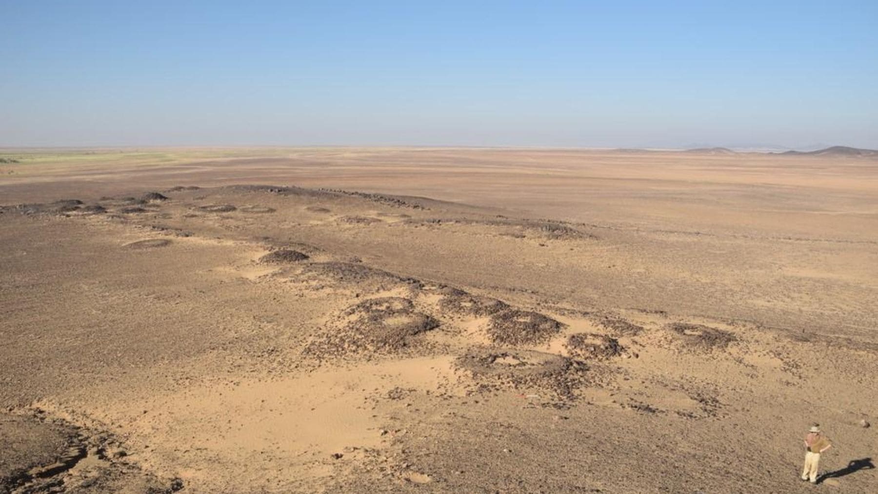 Estructuras funerarias monumentales descubiertas en el desierto de Atbai, Sudán, mediante imágenes de Google Earth
