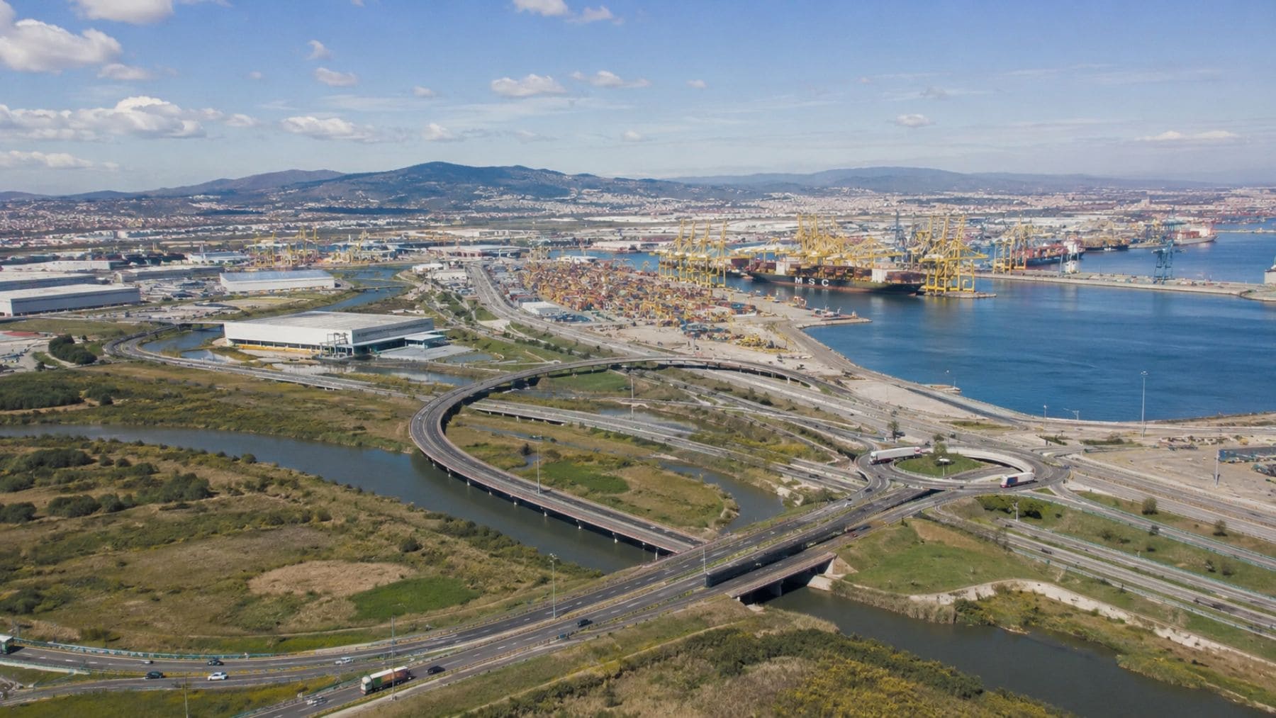Recreación de la futura rotonda elevada sobre la antigua desembocadura del río Llobregat en el Port de Barcelona.