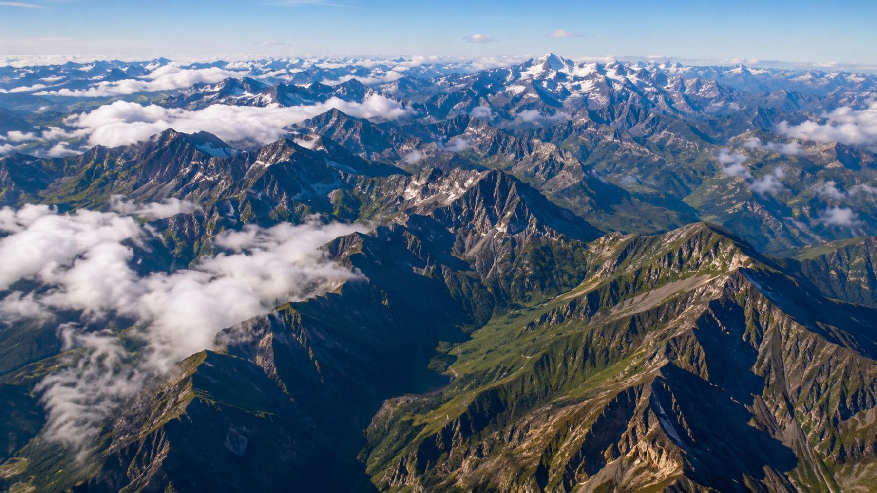 Vista aérea de los Pirineos, una de las zonas con mayor potencial para albergar hidrógeno natural bajo tierra según un estudio científico.