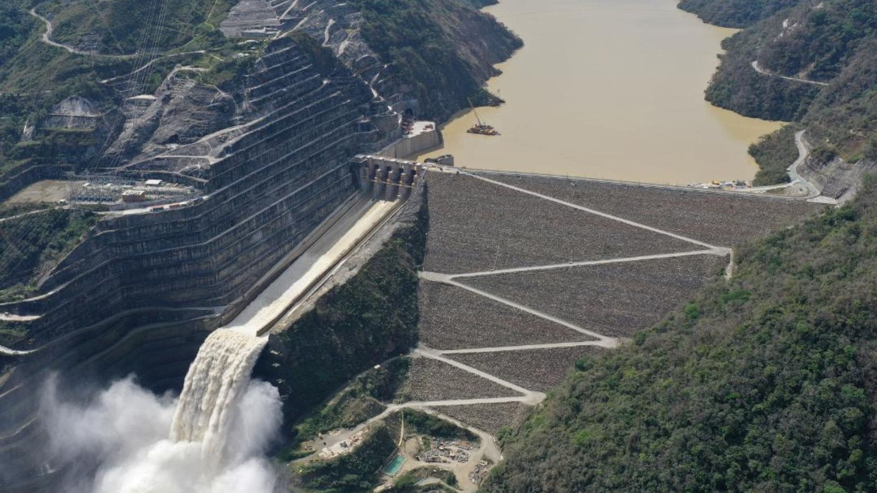 Vista aérea de la presa Hidroituango en Colombia, la mayor central hidroeléctrica del país sobre el río Cauca.