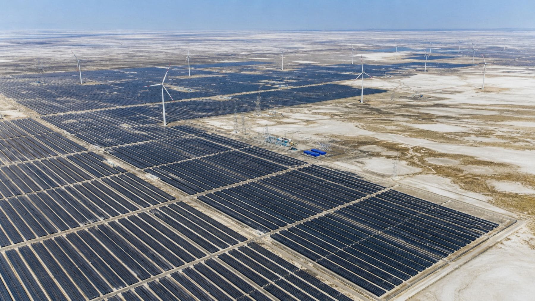 Vista aérea de la mayor central solar del mundo en Khavda, India, con millones de paneles solares en pleno desierto