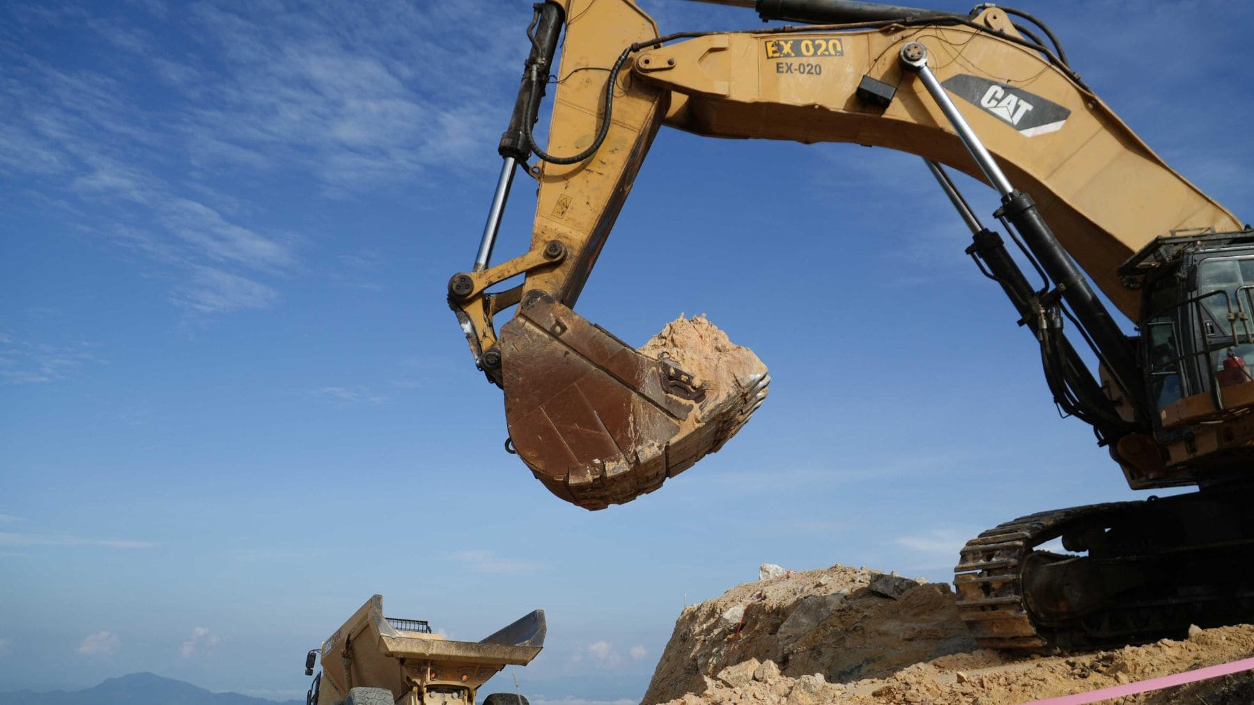 Excavadora trabajando en la mina de oro Pani, en Indonesia, donde se exploran recursos estimados en 7 millones de onzas
