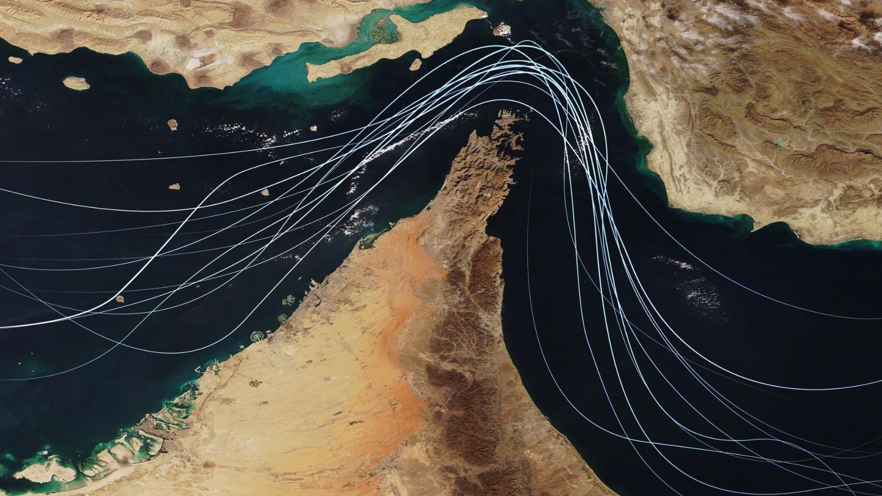 Estrecho de Ormuz visto desde satélite, paso estratégico donde Irán descubrió una posible base naval parta de 2.000 años