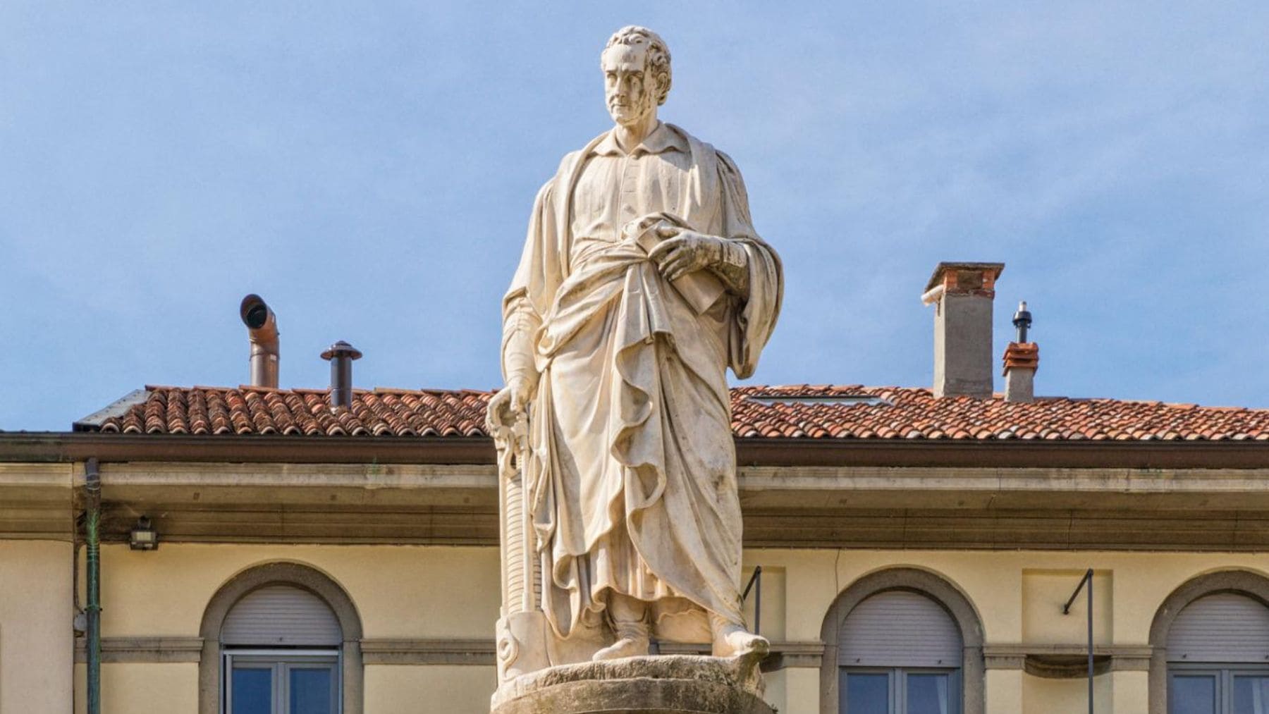 Monumento dedicado a Alessandro Volta en Italia, científico que da nombre a la unidad de tensión eléctrica conocida como voltio