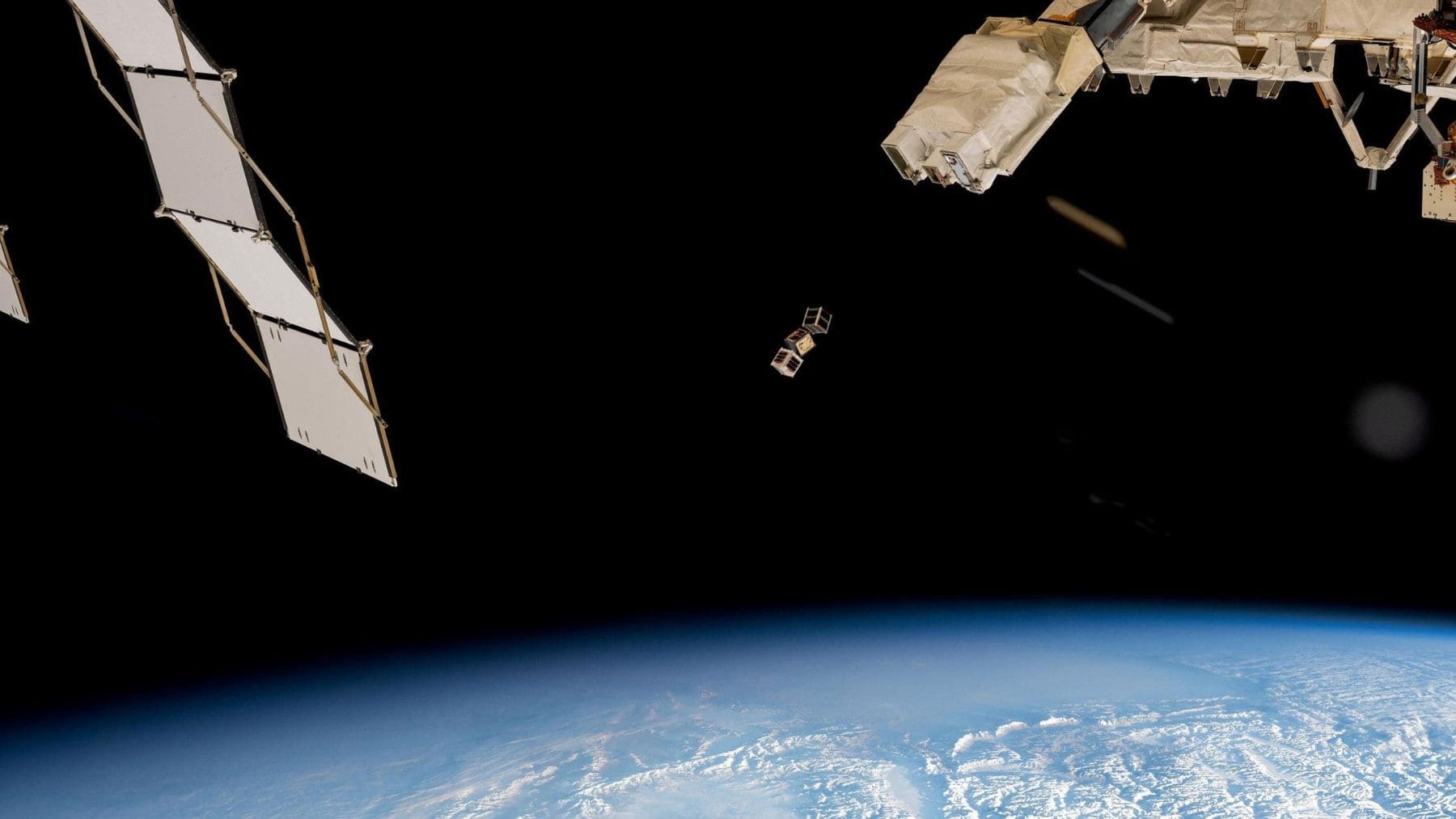 LignoSat, el satélite de madera de Japón, desplegado desde la Estación Espacial Internacional sobre la Tierra.