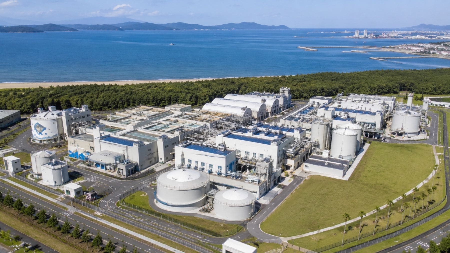 Central osmótica de Fukuoka en Japón que genera electricidad mediante la diferencia de salinidad entre aguas residuales y agua de mar concentrada.