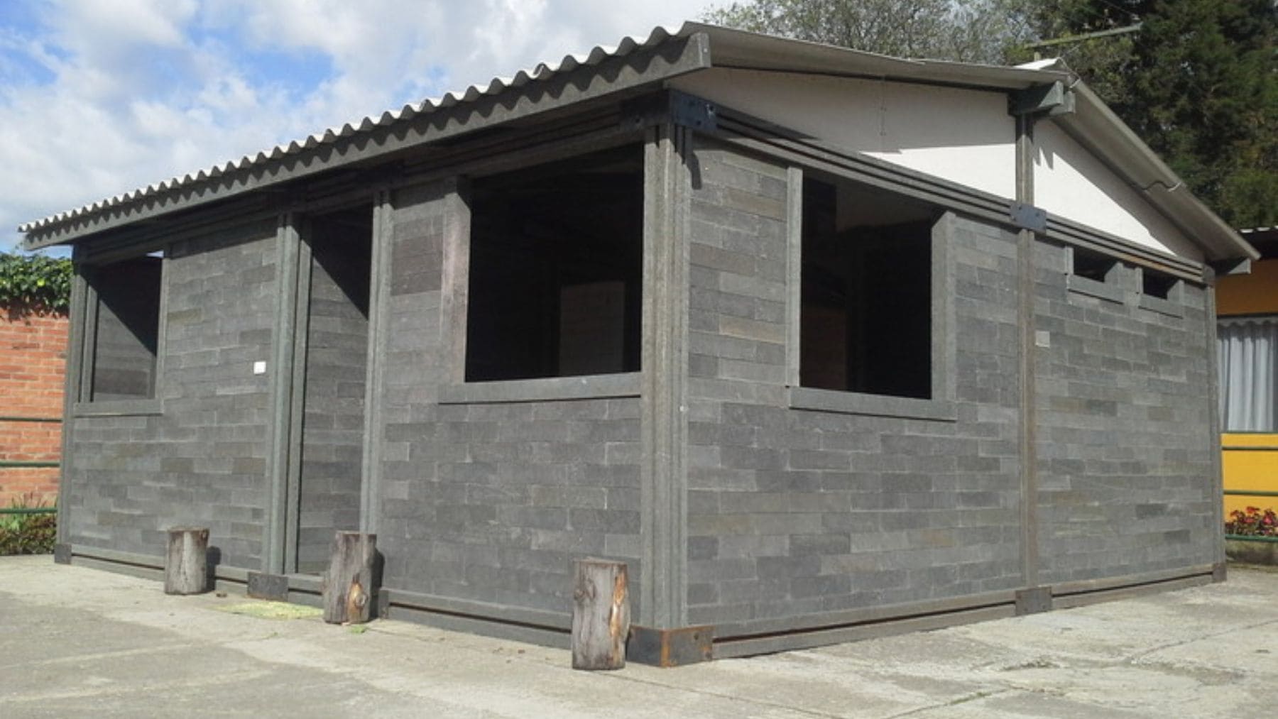 Casa construida con ladrillos de plástico reciclado de Conceptos Plásticos mediante un sistema modular sin cemento.