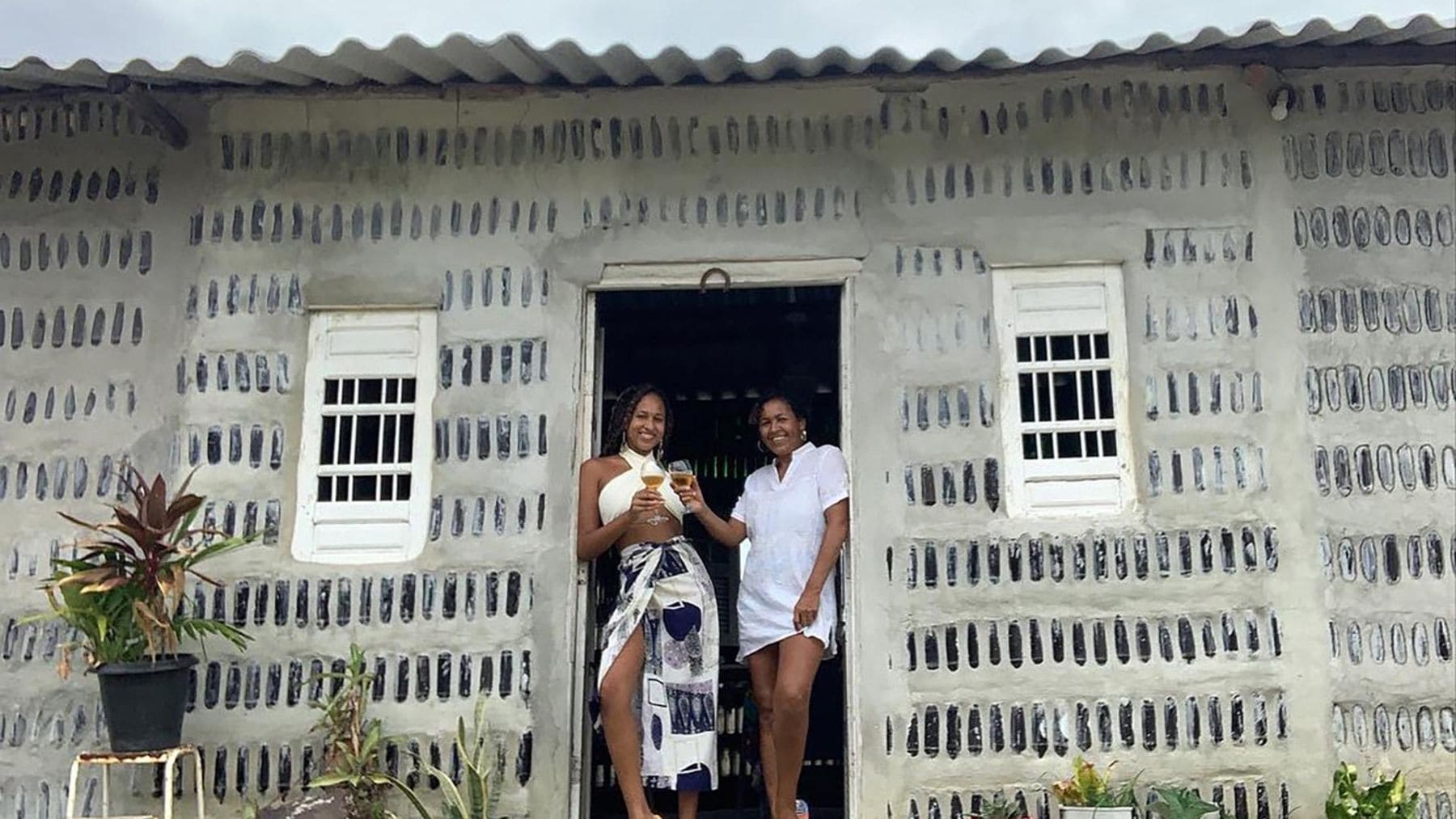 Edna Dantas y Maria Gabrielly frente a la Casa de Sal construida con más de 8000 botellas de vidrio en Brasil.