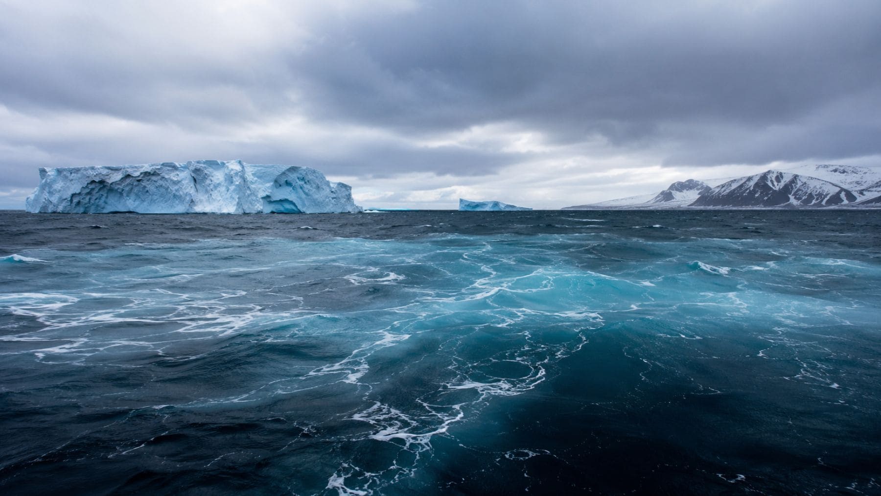 Icebergs y aguas frías en el Atlántico Norte, cerca de Groenlandia, donde se encuentra la conocida mancha fría vinculada al debilitamiento de la AMOC.