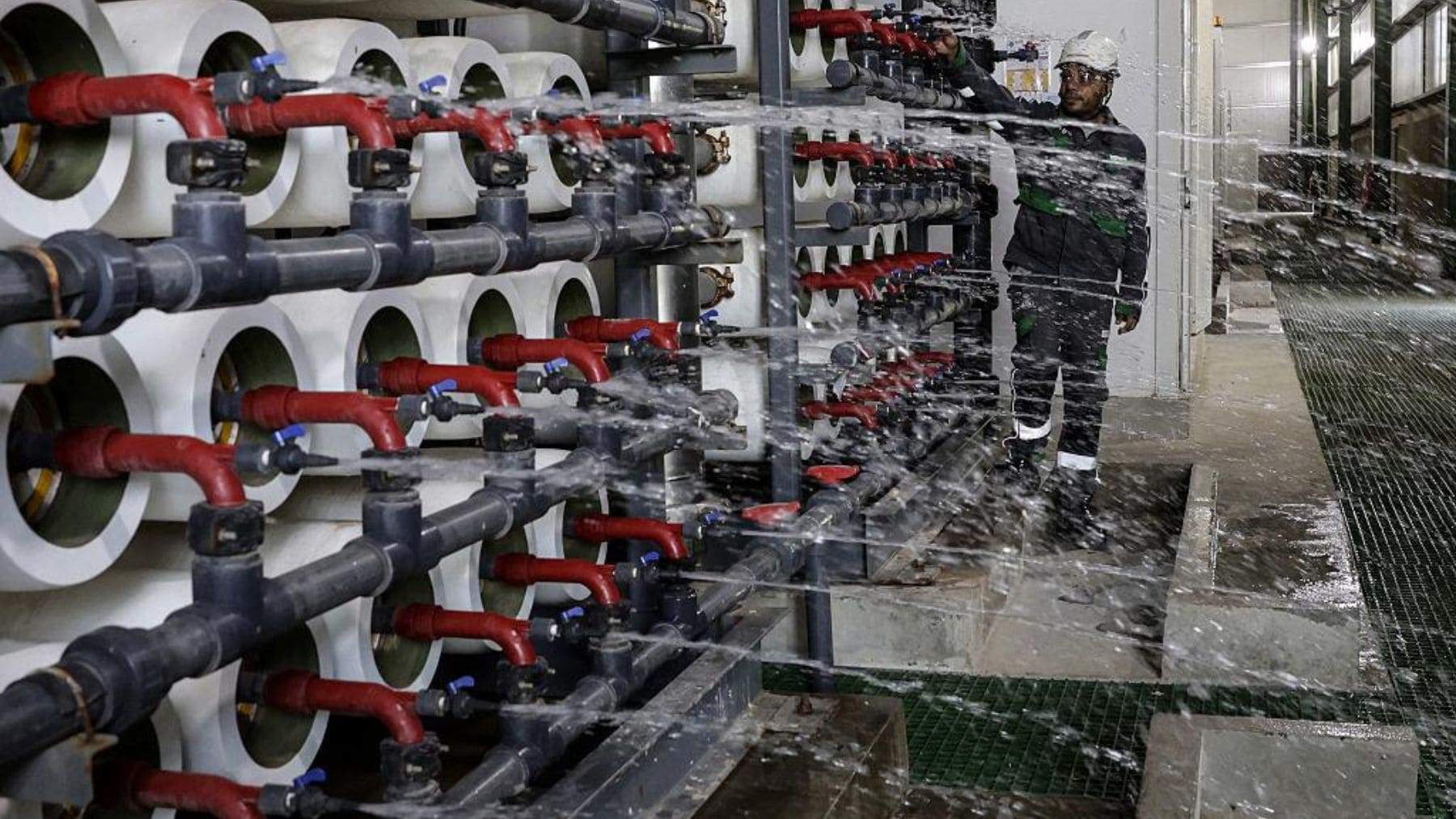 Instalación desaladora en Marruecos dentro del plan hídrico nacional para aumentar el suministro de agua frente a la sequía.