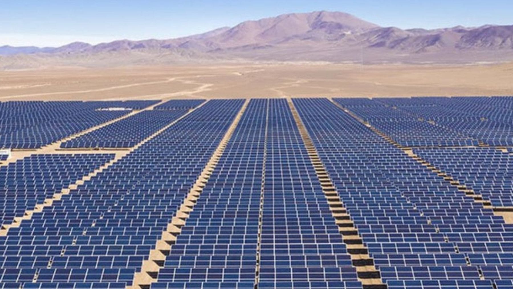 Planta solar fotovoltaica Noor Atlas en Marruecos con miles de paneles solares en una zona desértica.