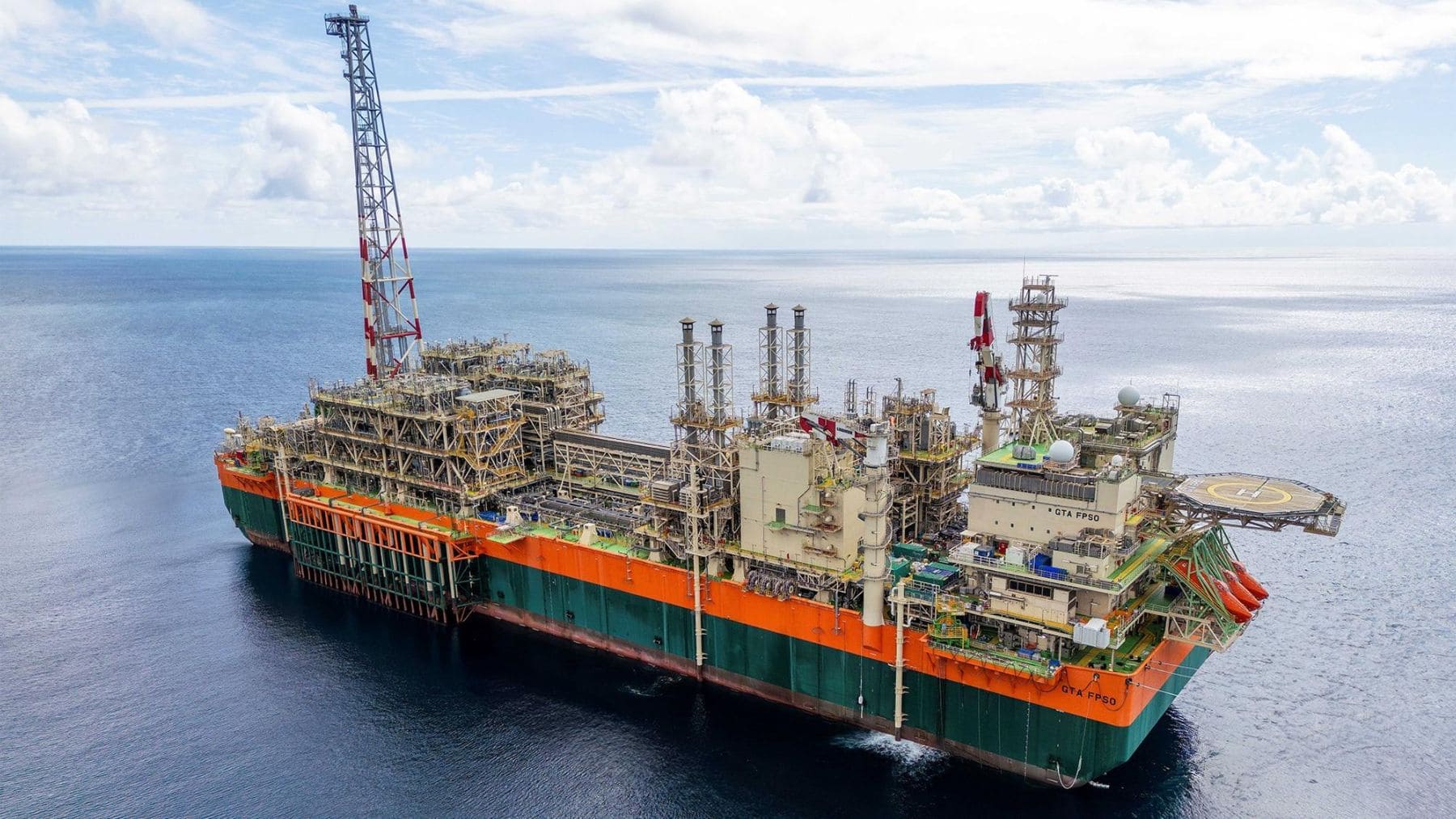 Plataforma flotante GTA FPSO del proyecto Greater Tortue Ahmeyim frente a las costas de Mauritania y Senegal.