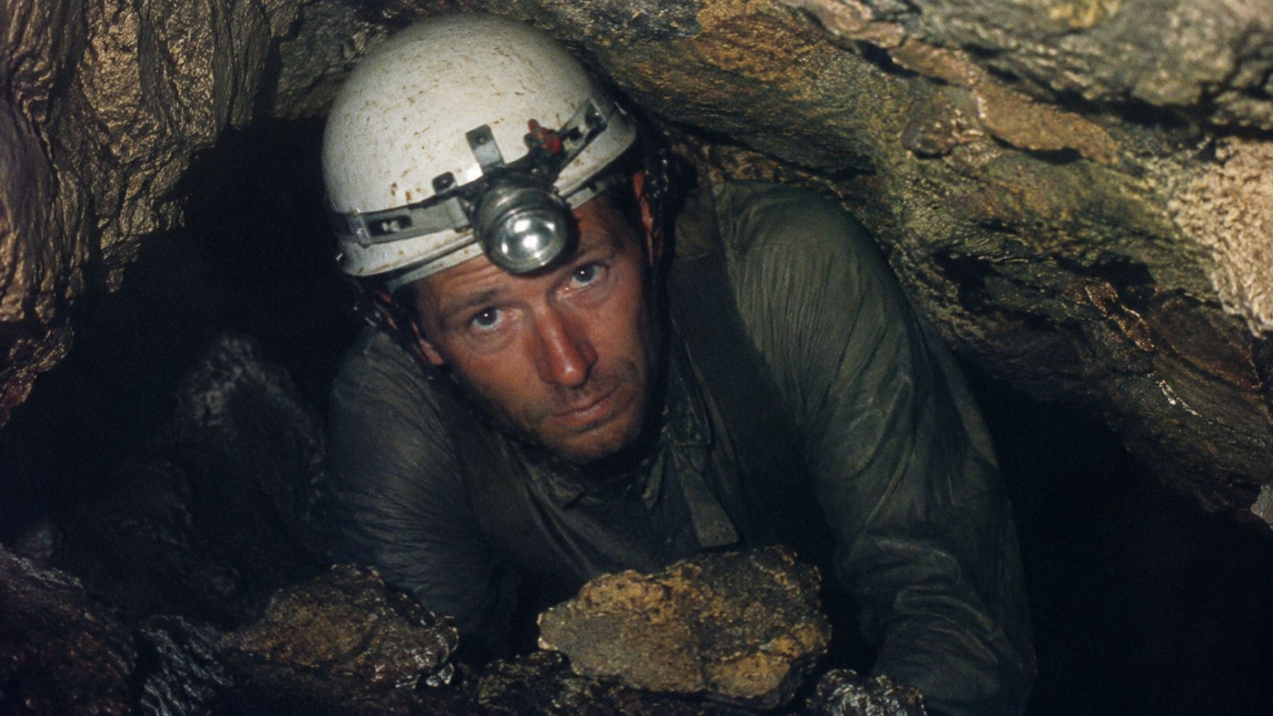 Michel Siffre durante su experimento de aislamiento en una cueva sin reloj ni luz solar para estudiar los ritmos circadianos.