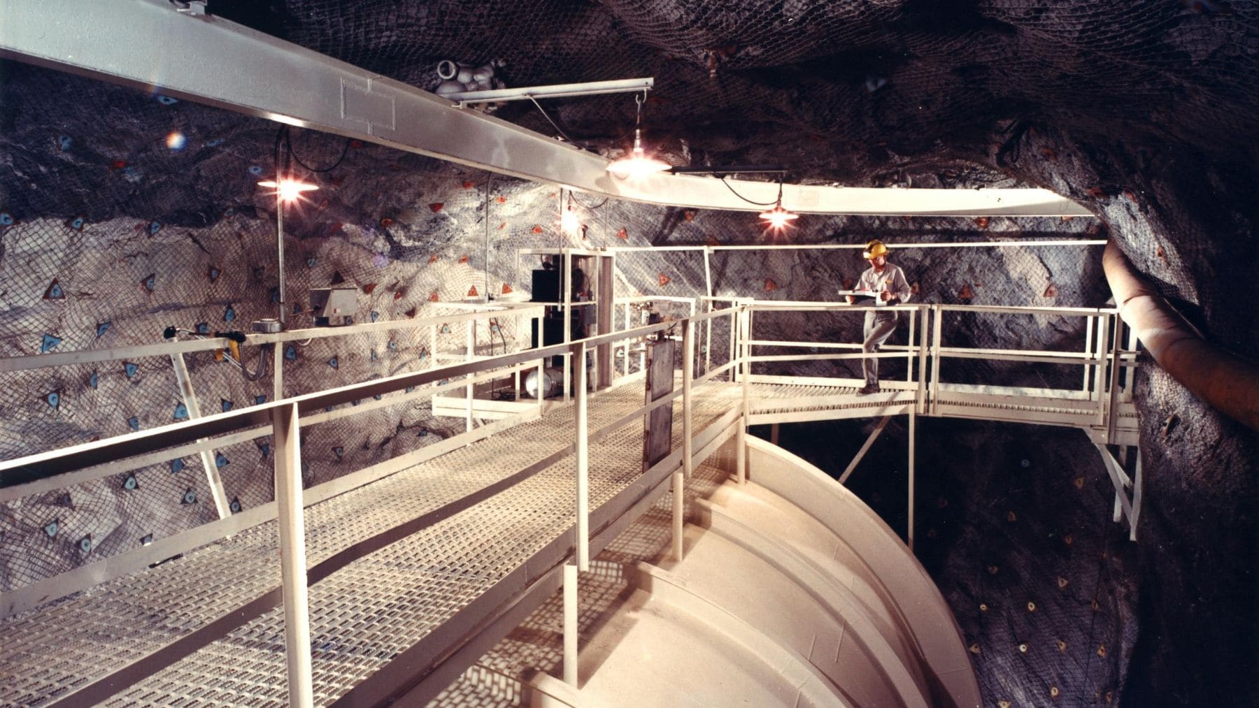 Laboratorio subterráneo de Sanford Underground Research Facility donde científicos estudian microbios capaces de convertir CO₂ en roca.