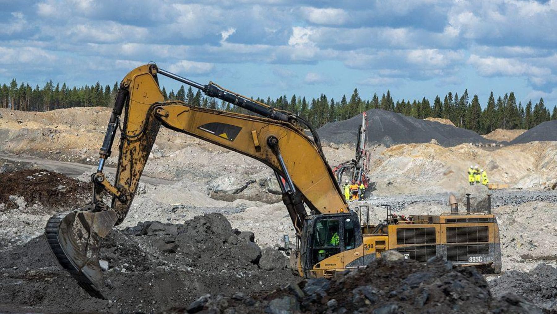 Excavadora trabajando en la mina de litio de Syväjärvi, Finlandia, donde Europa ha iniciado la extracción de litio para baterías.