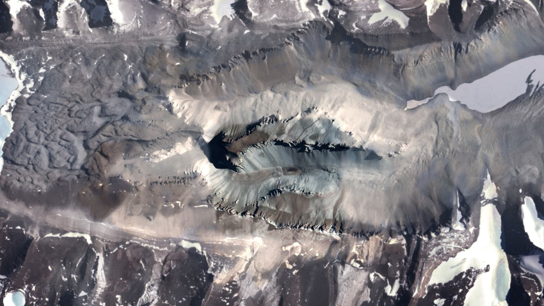 Vista aérea de Don Juan Pond en la Antártida, la laguna hipersalina estudiada por la NASA que no se congela.