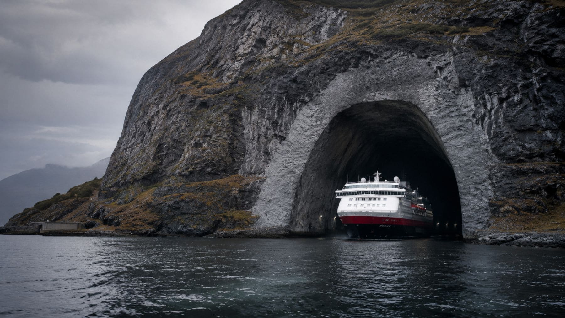 Barco de pasajeros navegando por el Stad Ship Tunnel, el túnel marítimo que Noruega construirá a través de una montaña